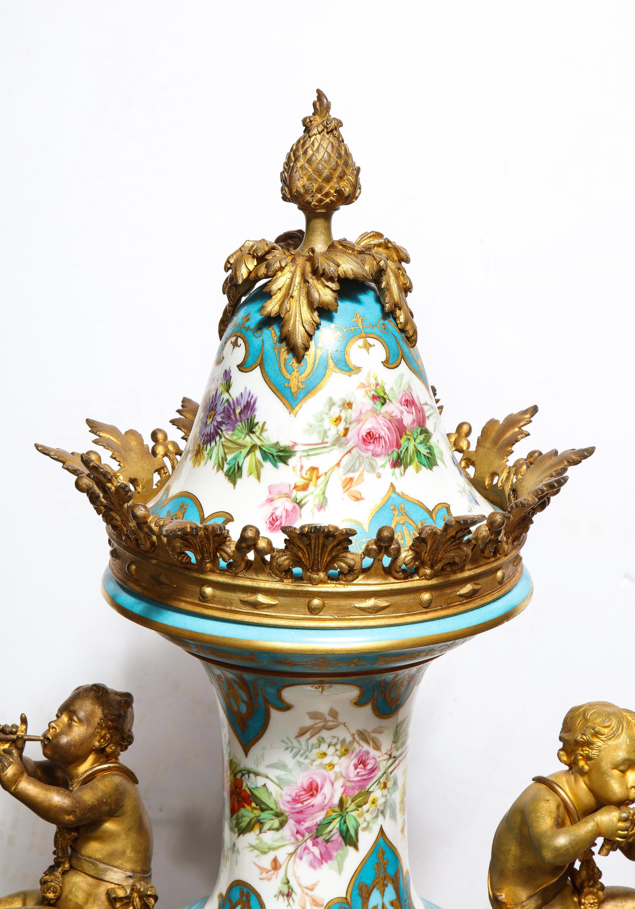 Palastische französische Sèvres-Porzellanvase mit Ormolu-Montierung und handbemaltem Deckel im Angebot 1