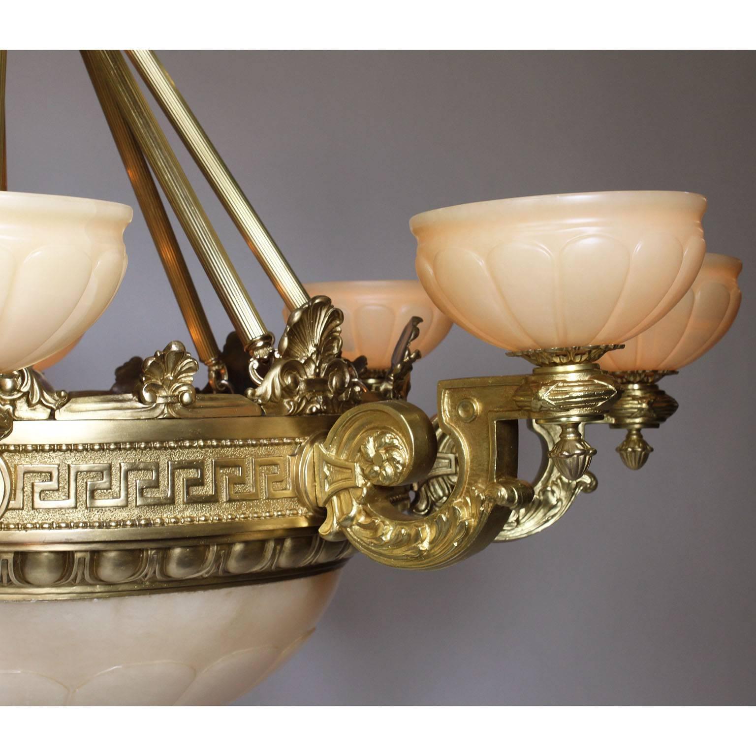 Gréco-romain Lustre à 8 lumières de style néo-romain palatial gréco-romain en bronze doré et albâtre en vente