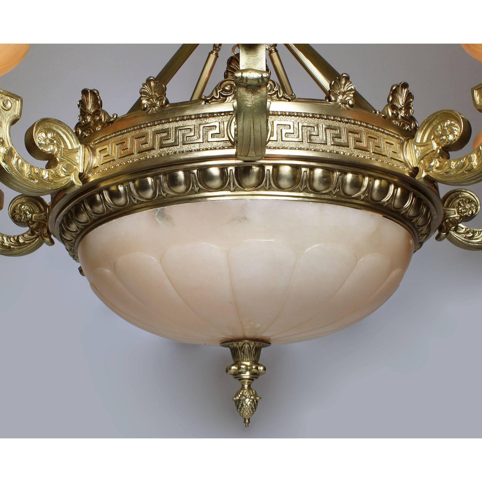 Inconnu Lustre à 8 lumières de style néo-romain palatial gréco-romain en bronze doré et albâtre en vente