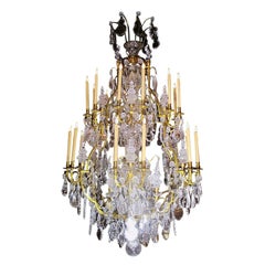 Un lustre somptueux de style Louis XV, en bronze doré et cristal taillé, à vingt-quatre lumières