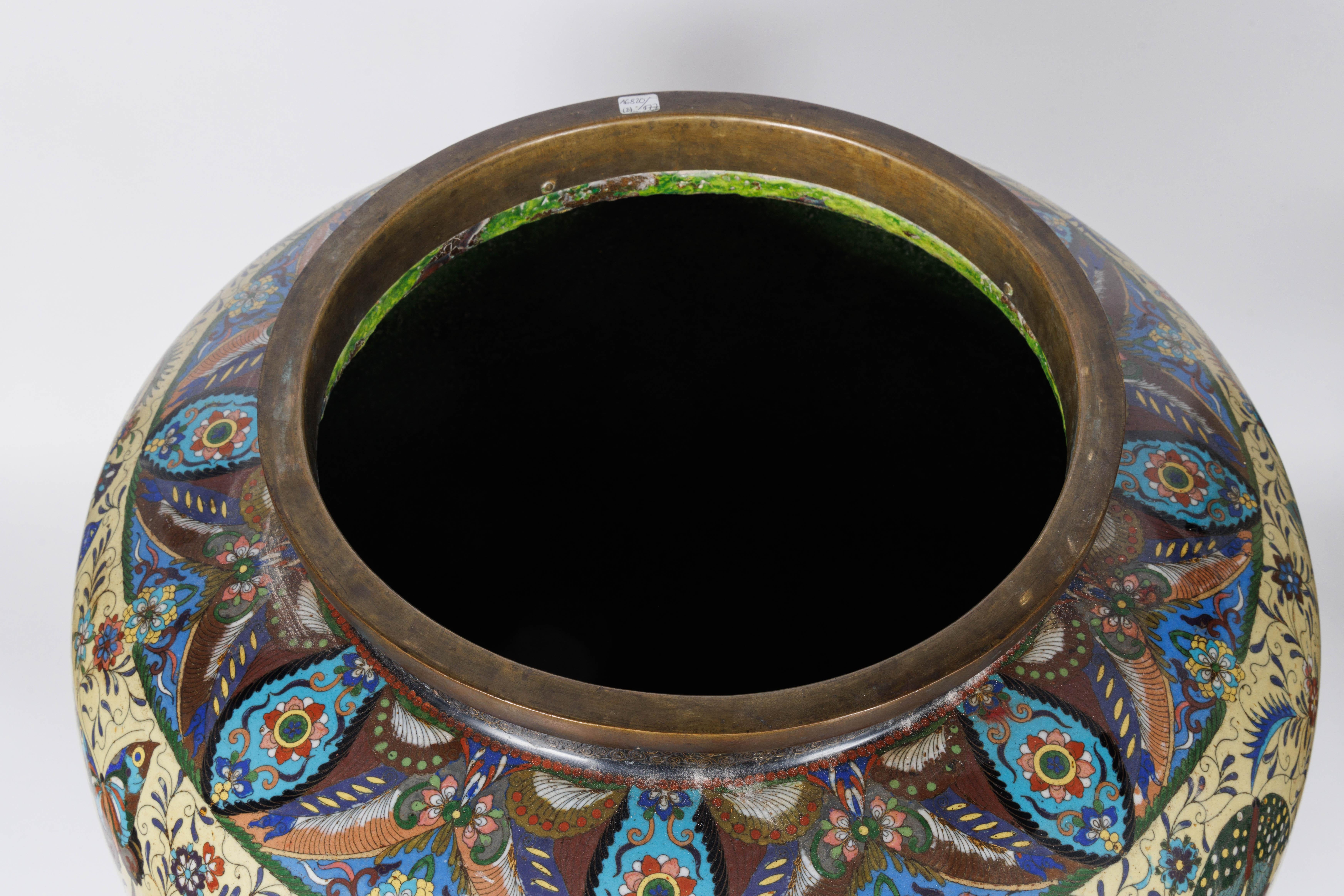 Un barattolo rivestito di smalto rosa e giallo con farfalle di Palatial Meiji Cloisonné in vendita 4