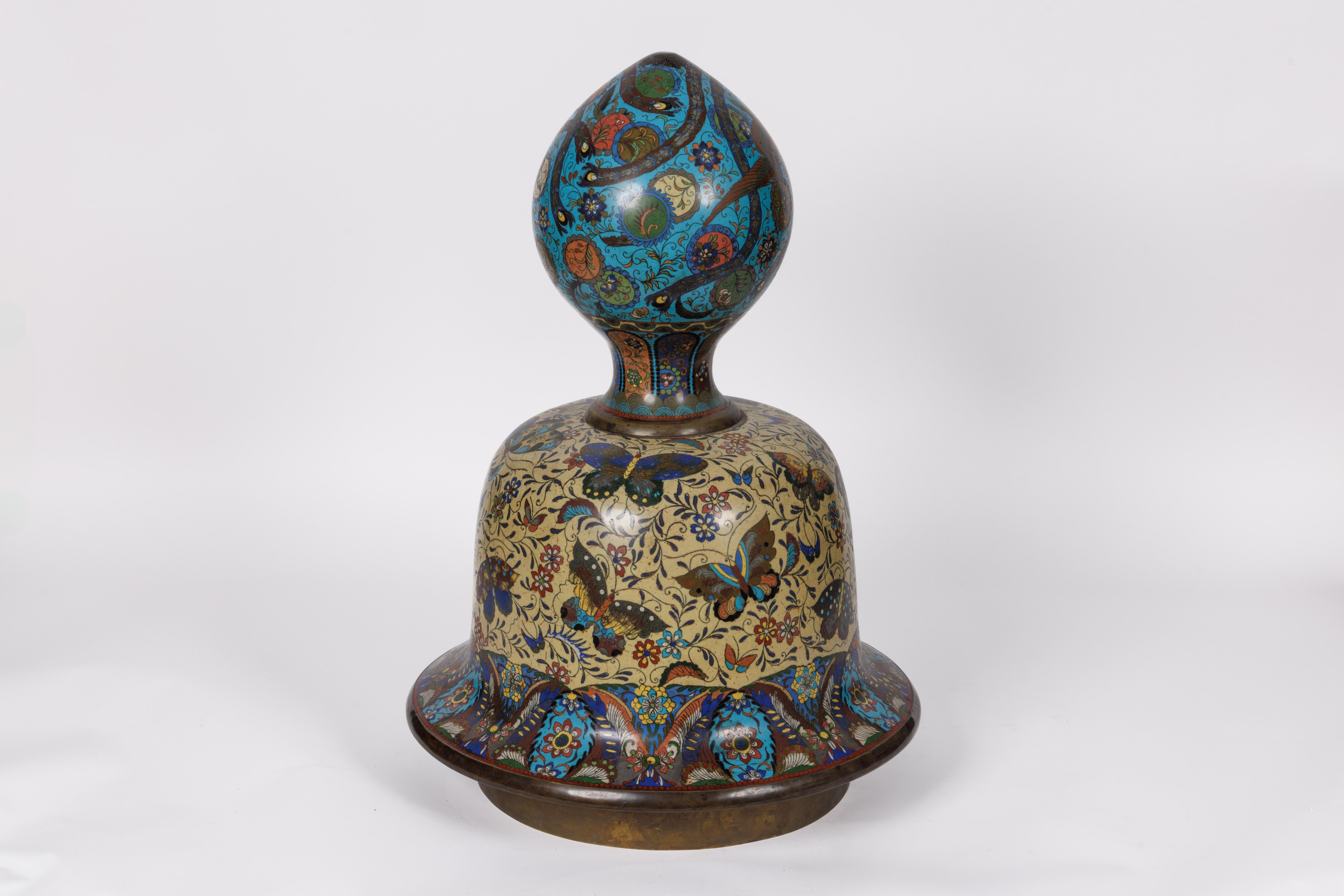 Un barattolo rivestito di smalto rosa e giallo con farfalle di Palatial Meiji Cloisonné in vendita 6