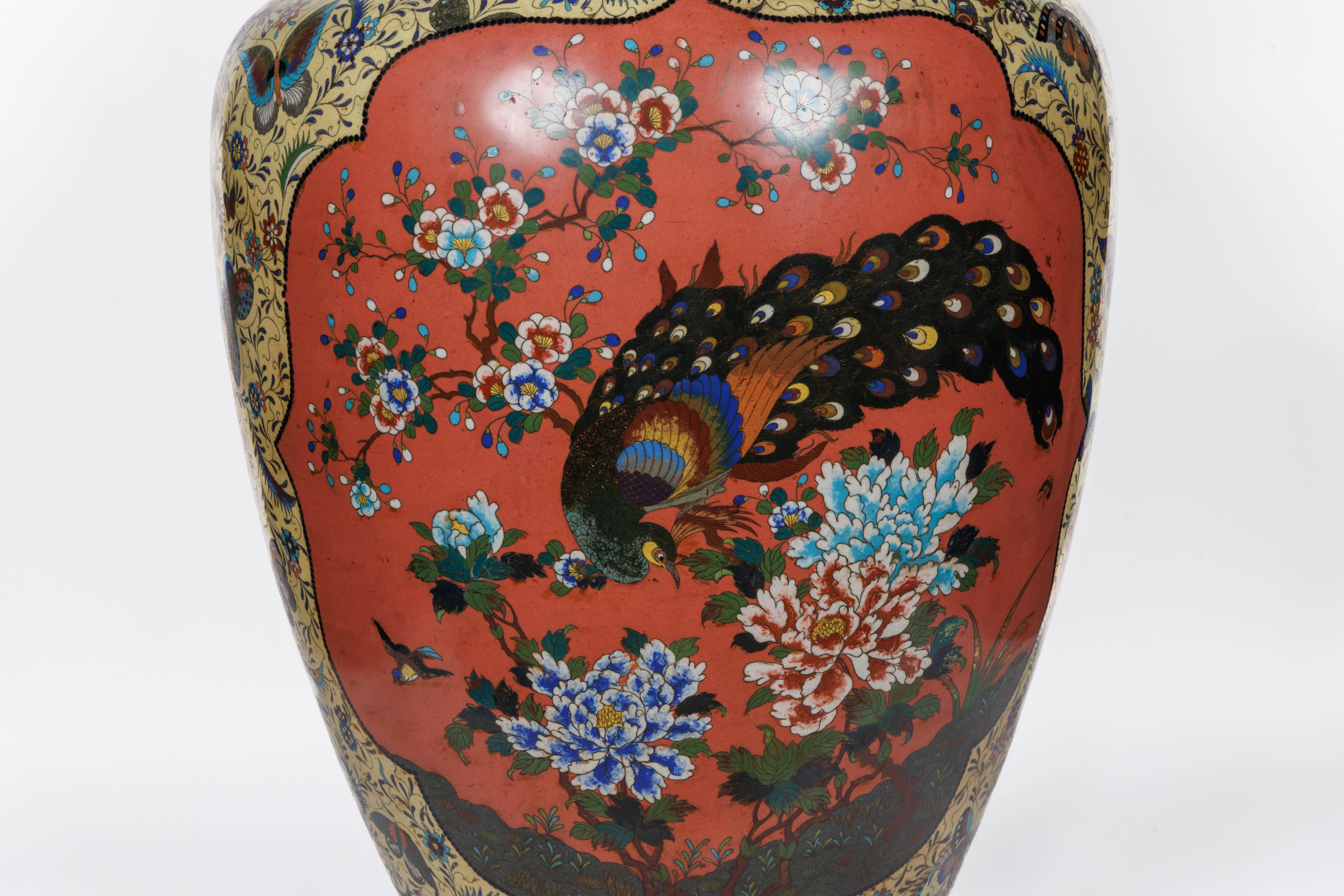 Vaso rivestito di smalto rosa e giallo con farfalle di Palatial Meiji Cloisonné, 1885 circa

Scopri un capolavoro ineguagliabile dell'arte giapponese con questo monumentale vaso ricoperto di smalto cloisonné del periodo Meiji, risalente al 1885