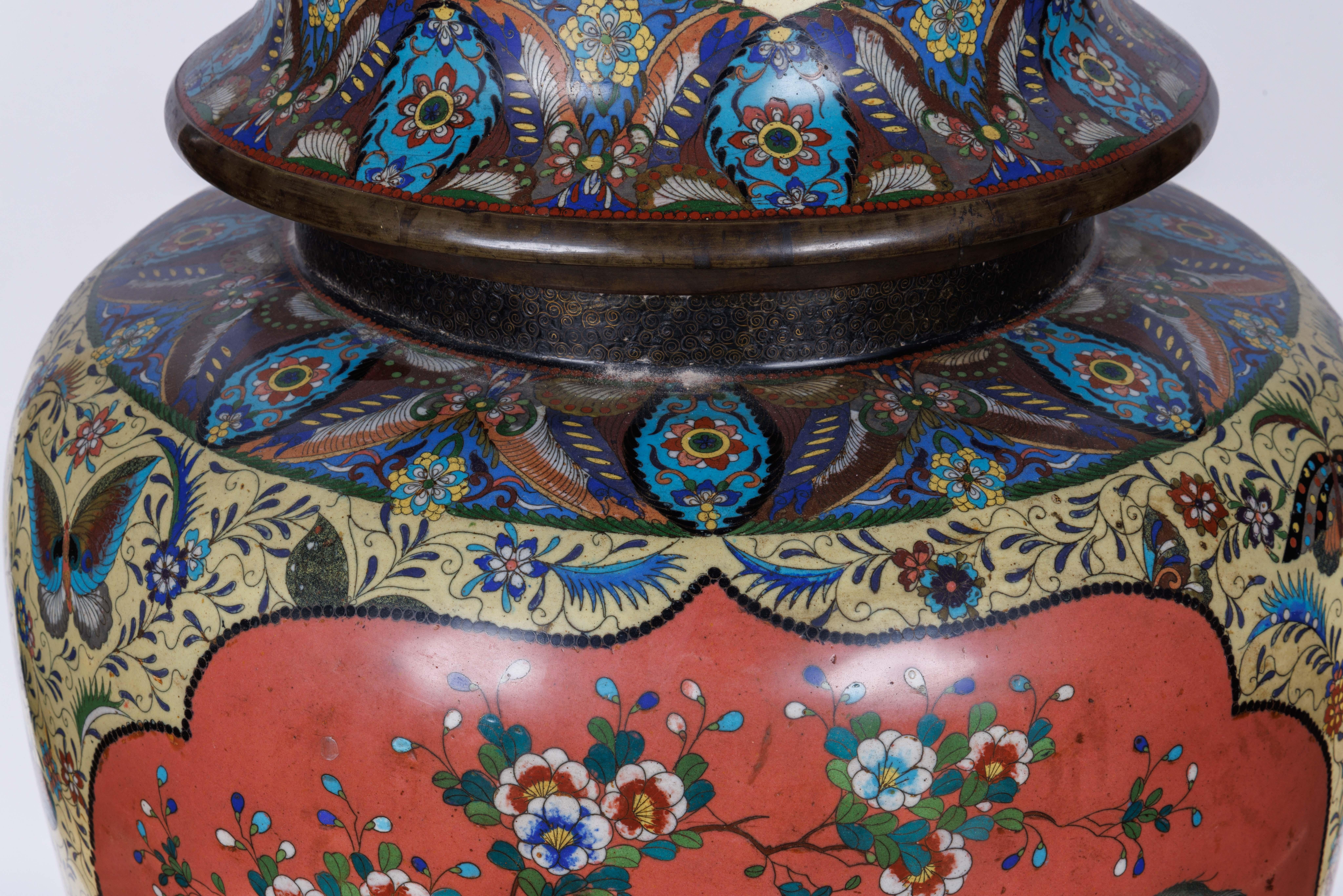 Giapponese Un barattolo rivestito di smalto rosa e giallo con farfalle di Palatial Meiji Cloisonné in vendita