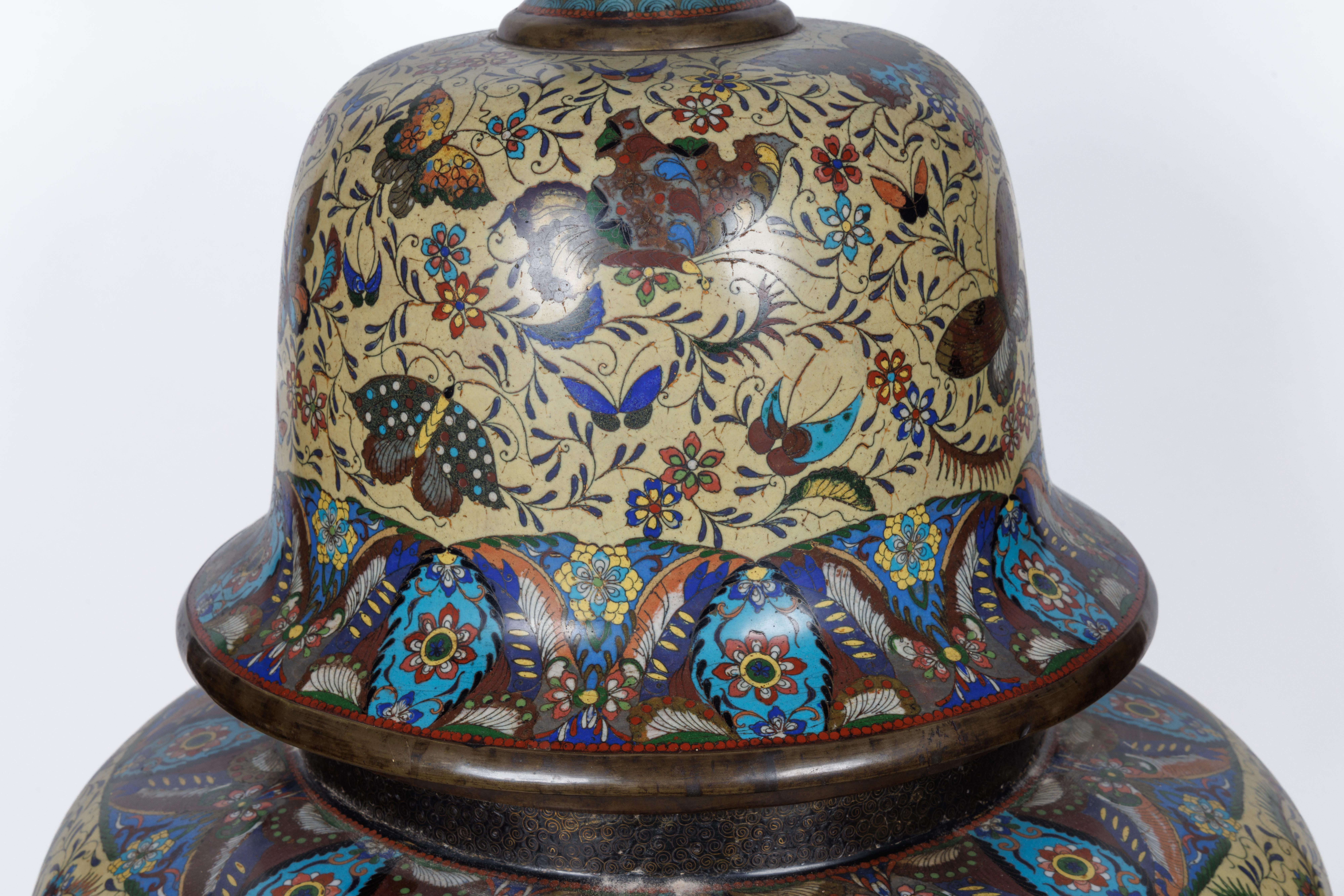 Un barattolo rivestito di smalto rosa e giallo con farfalle di Palatial Meiji Cloisonné In condizioni buone in vendita a New York, NY