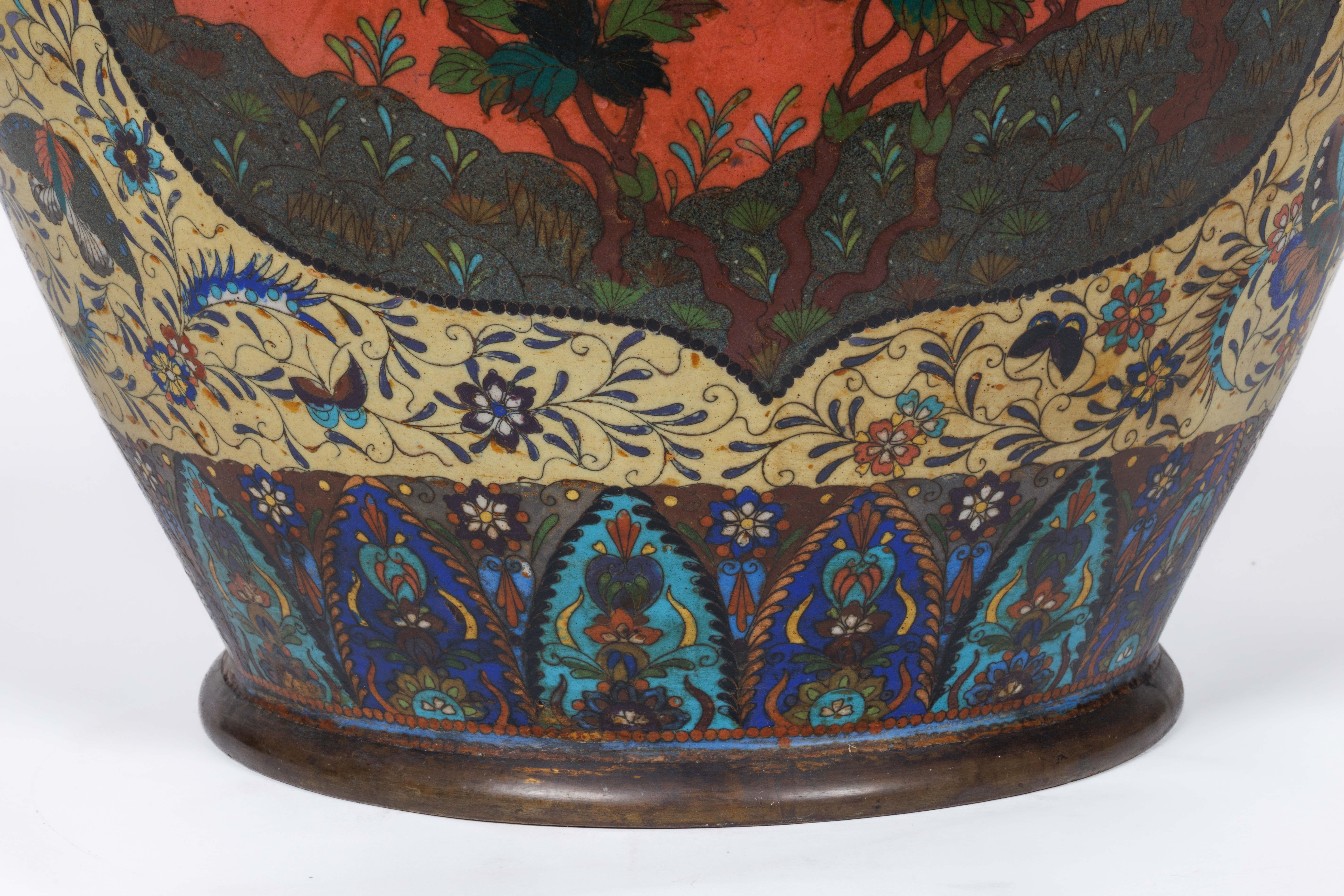Smalto Un barattolo rivestito di smalto rosa e giallo con farfalle di Palatial Meiji Cloisonné in vendita