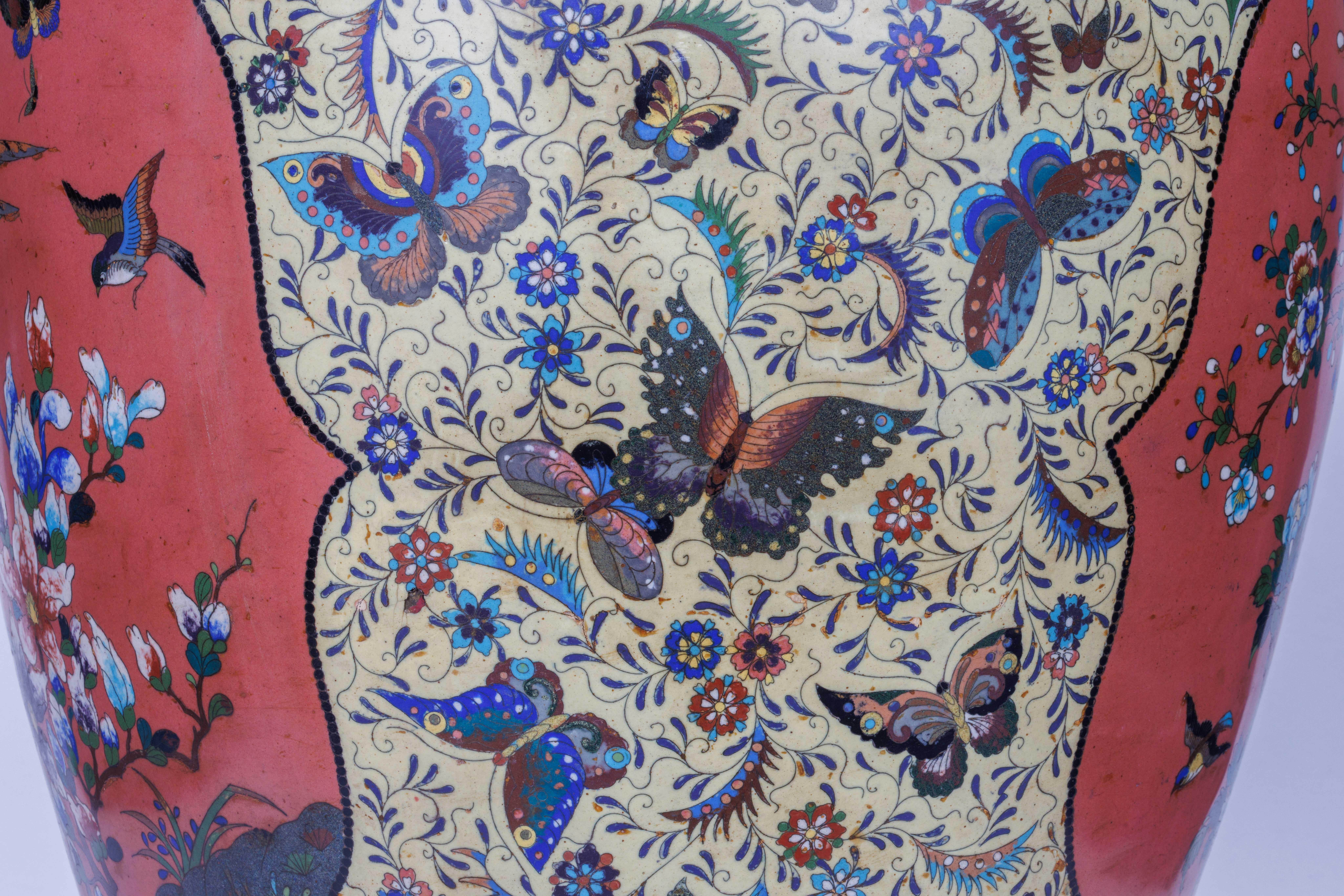 Un barattolo rivestito di smalto rosa e giallo con farfalle di Palatial Meiji Cloisonné in vendita 1