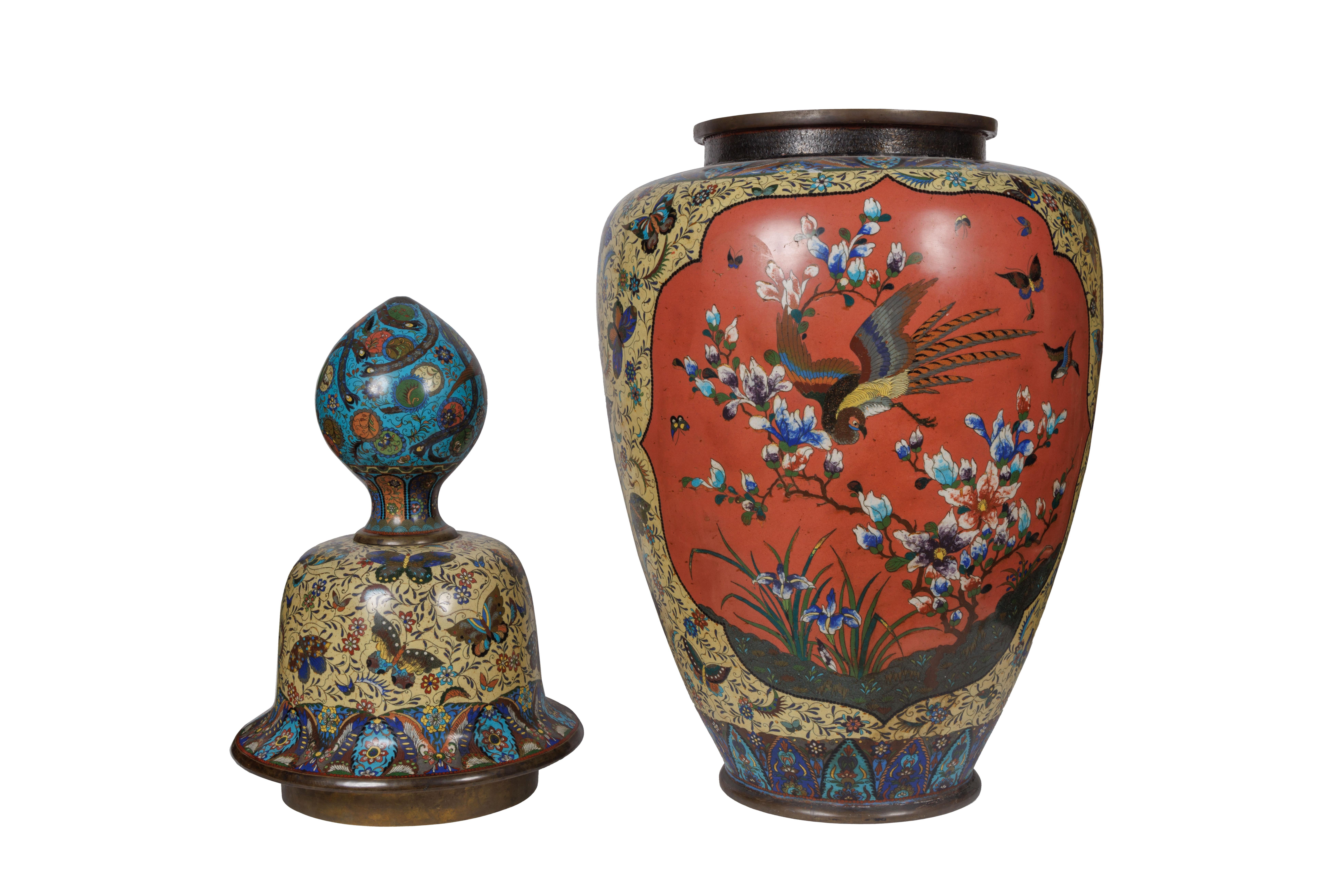 Un barattolo rivestito di smalto rosa e giallo con farfalle di Palatial Meiji Cloisonné in vendita 3