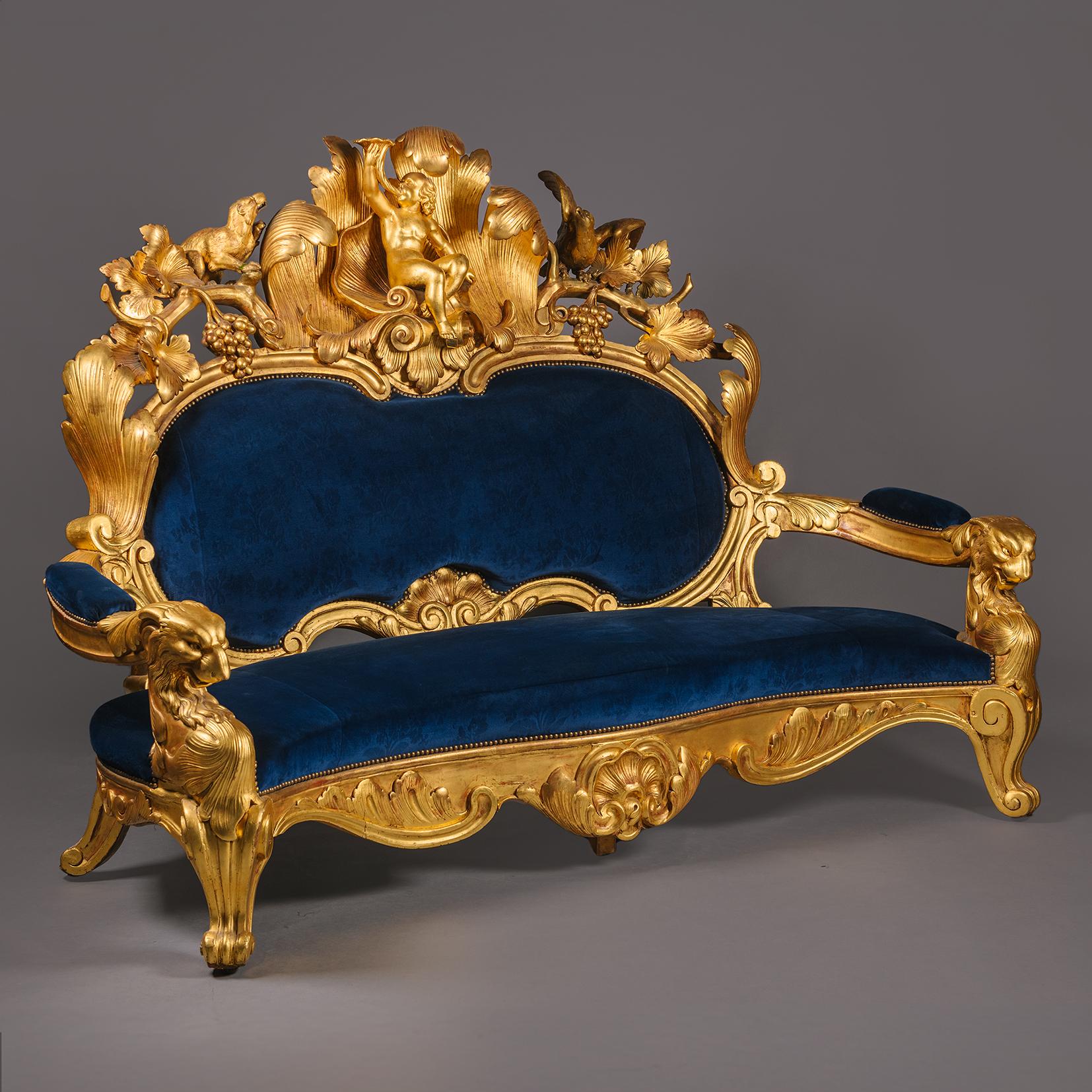 Ein prächtiges und palastartiges Neo-Rokoko-Giltwood-Kanapee. 

Die obere Schiene ist mit einem trompetenden Putto beschnitzt, der in einer Muschelschale sitzt, umgeben von Akanthusblättern und flankiert von fruchttragenden Weinzweigen mit einem
