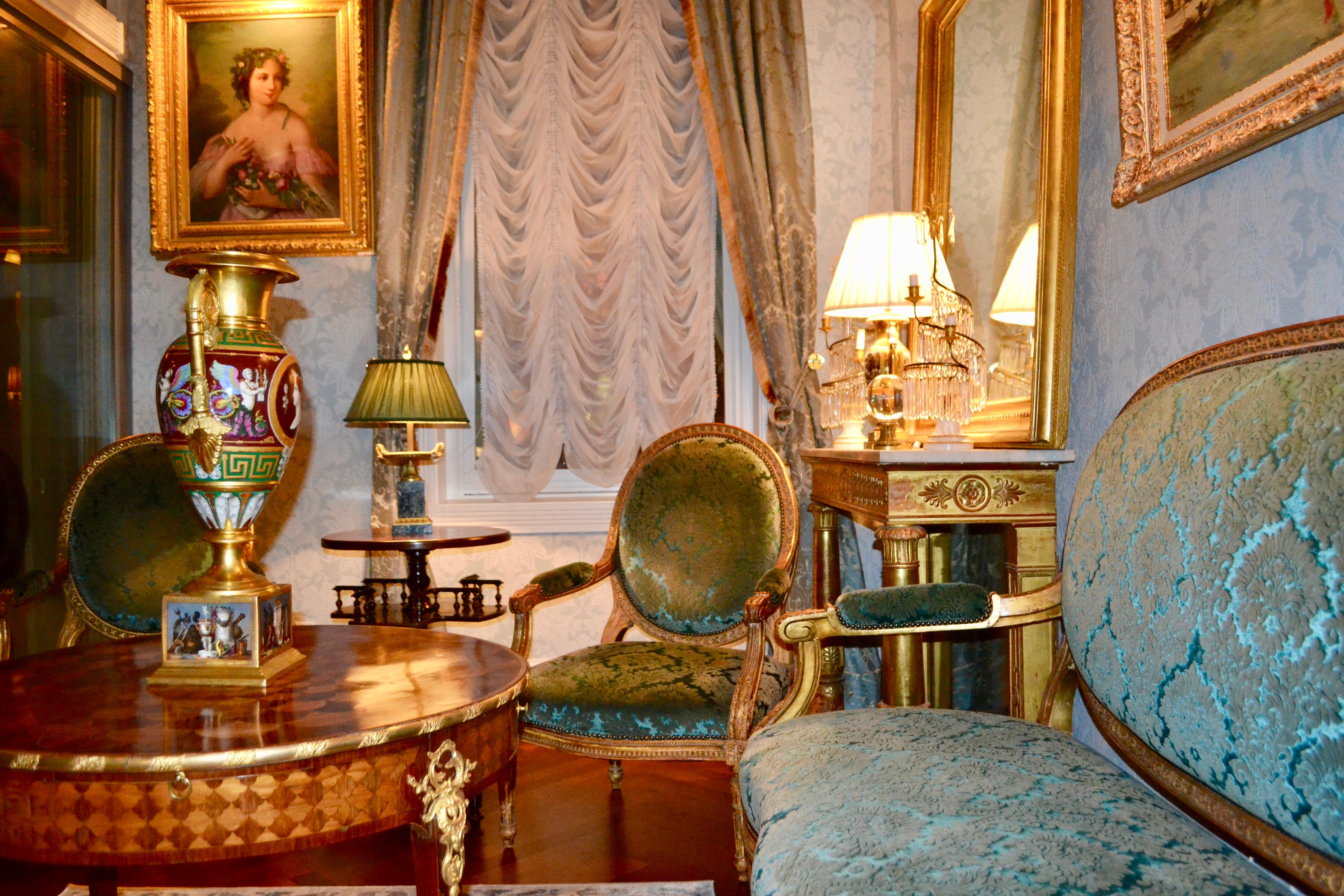 Ensemble de salon de style Louis XVI en bois doré à l'échelle palatiale du 19ème siècle en vente 8