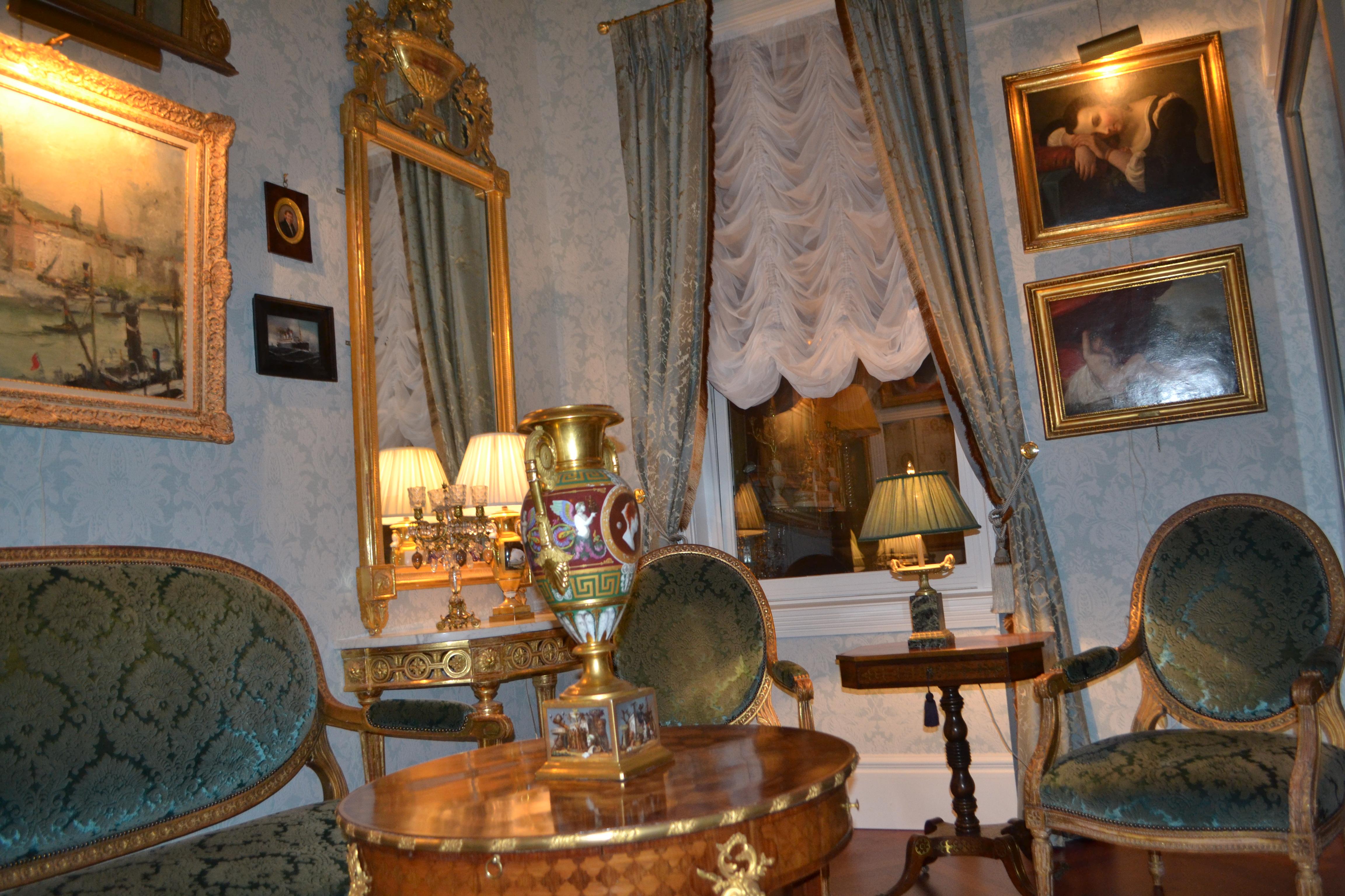 Ensemble de salon de style Louis XVI en bois doré à l'échelle palatiale du 19ème siècle en vente 9
