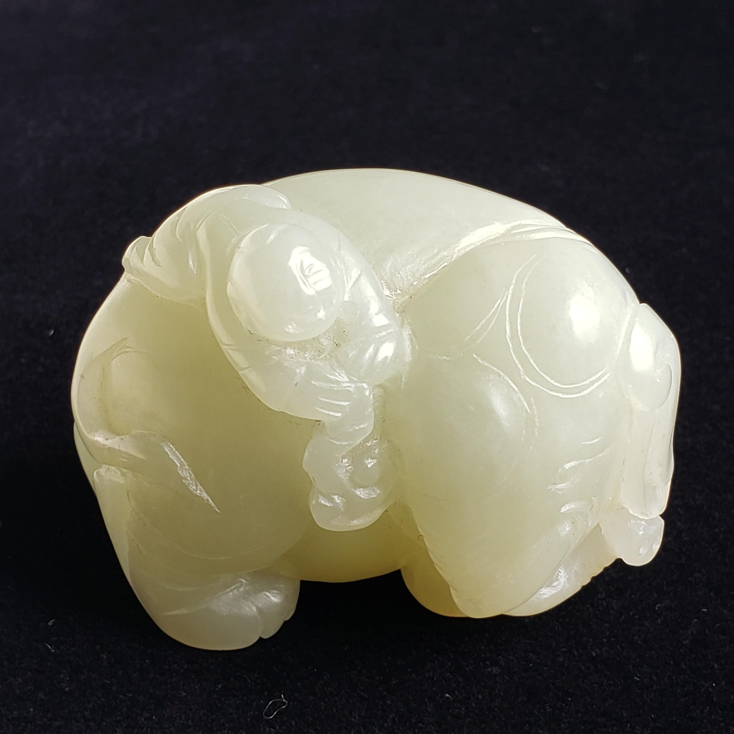 Sculpture en jade Hetian céladon pâle représentant un éléphant avec un garçon en vente 1