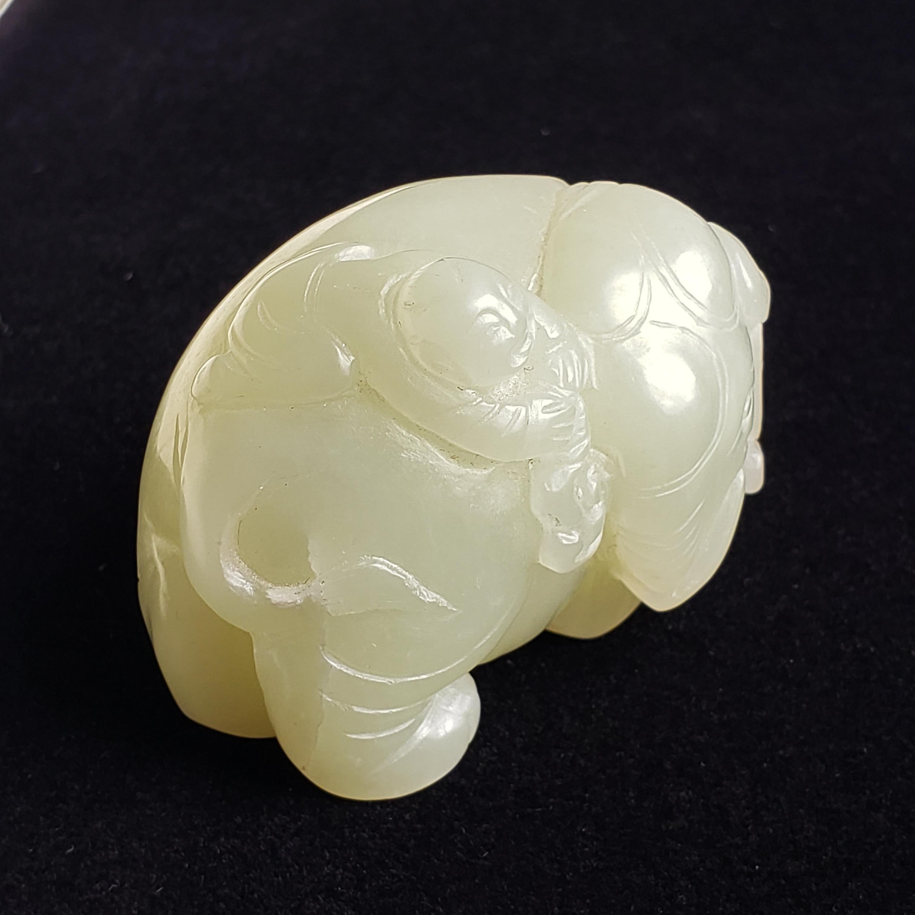 Sculpture en jade Hetian céladon pâle représentant un éléphant avec un garçon en vente 2