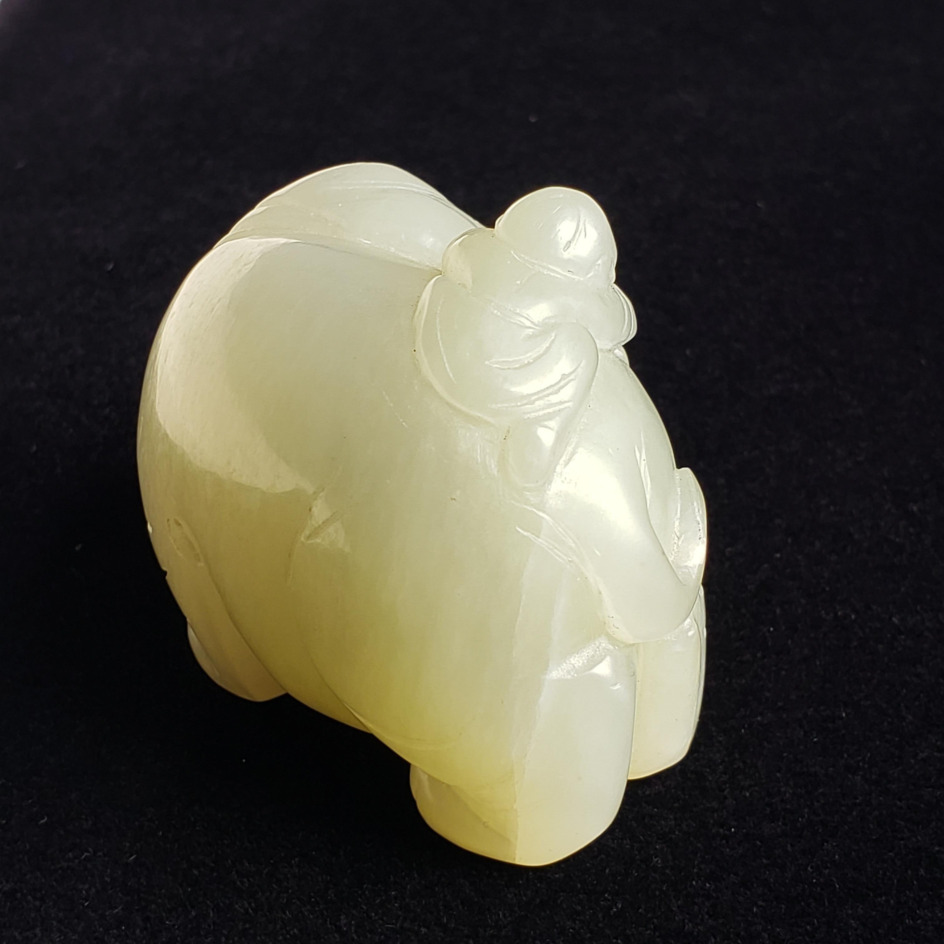 Sculpture en jade Hetian céladon pâle représentant un éléphant avec un garçon en vente 3