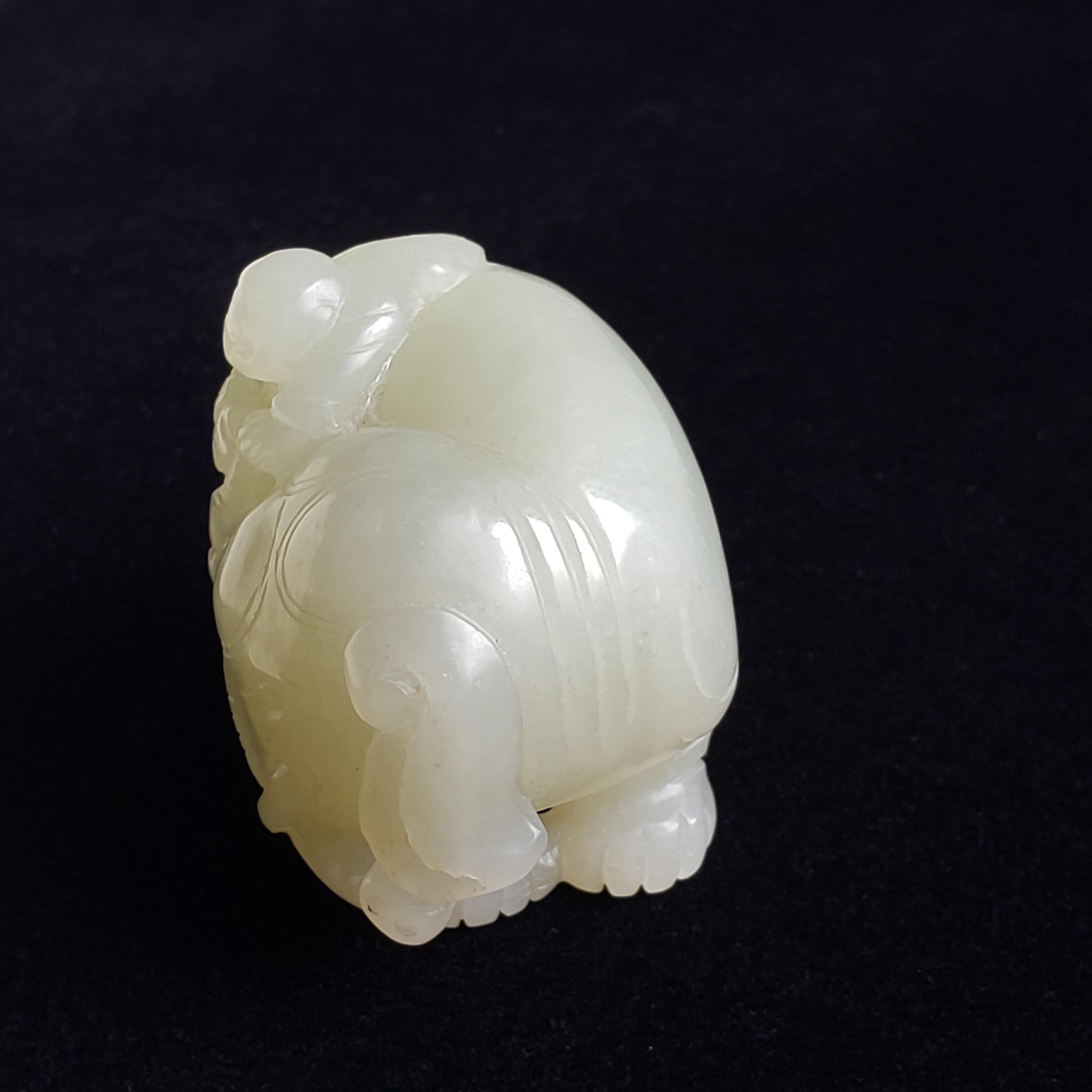 Sculpture en jade Hetian céladon pâle représentant un éléphant avec un garçon en vente 5