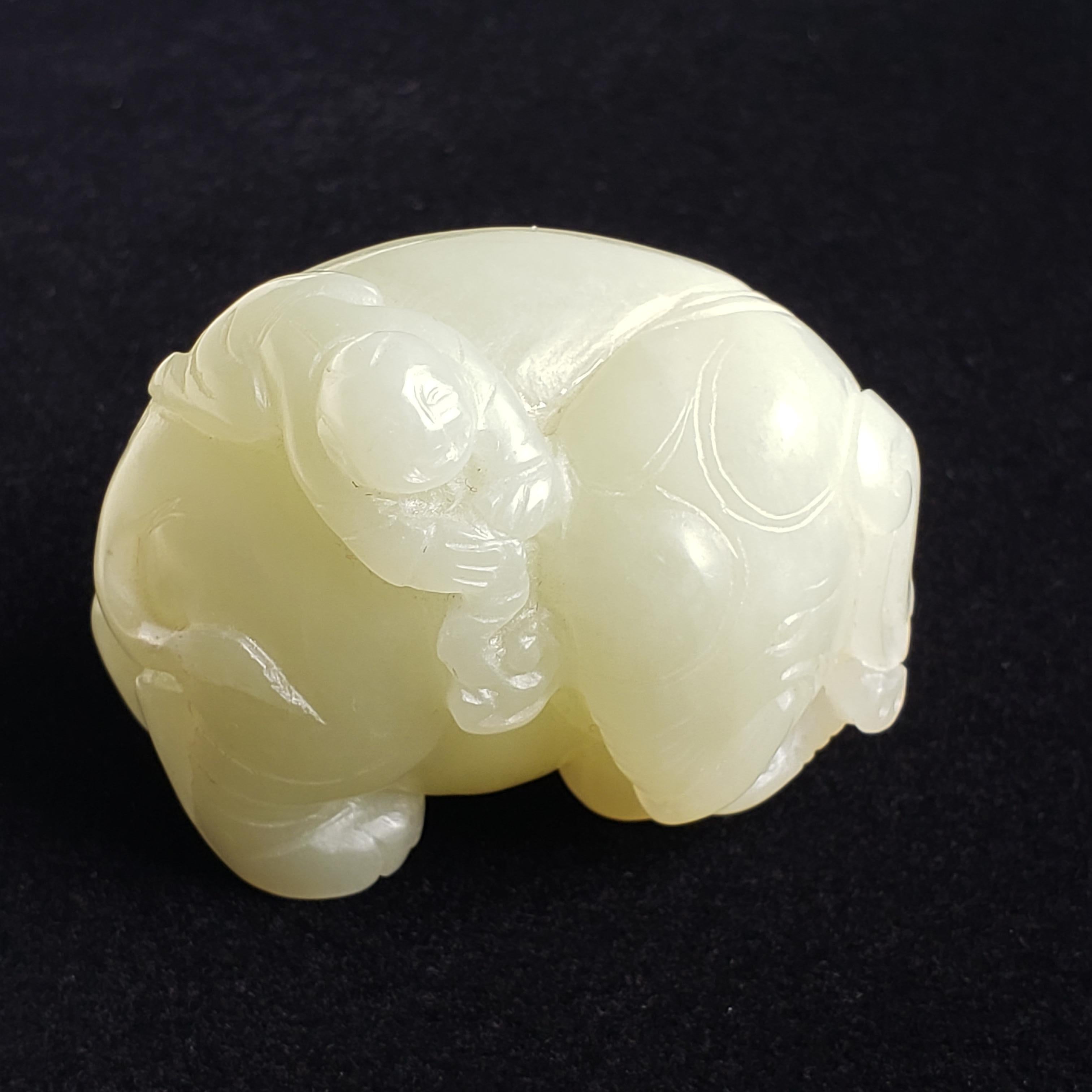 Sculpture en jade Hetian céladon pâle représentant un éléphant avec un garçon en vente 6