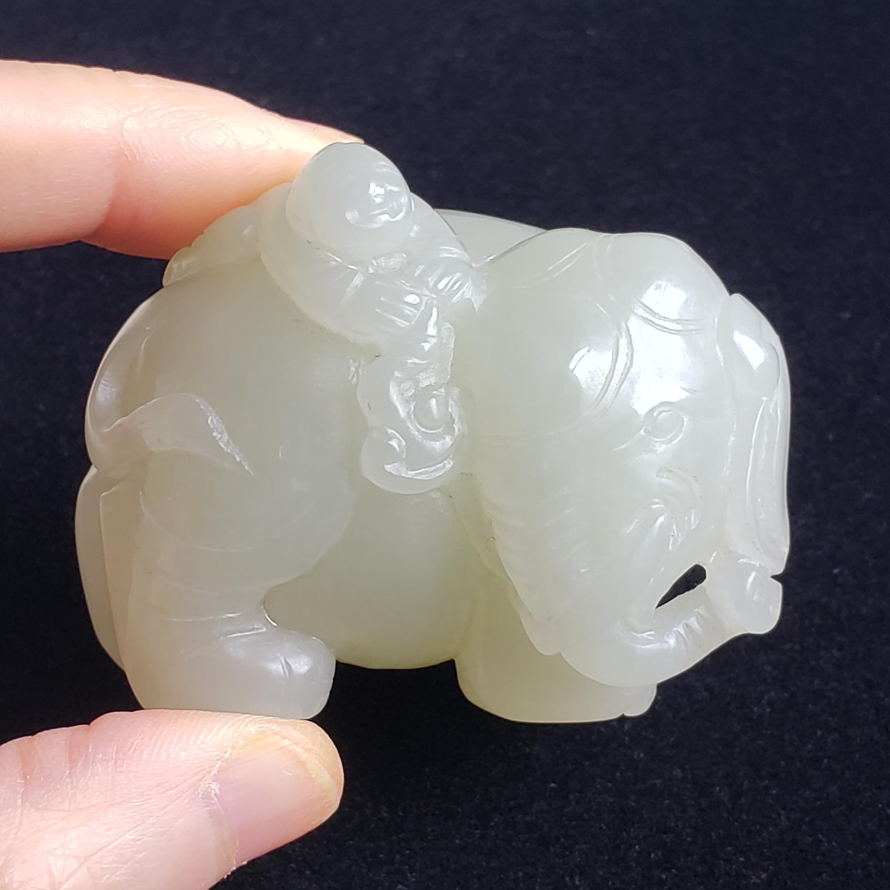 Sculpture en jade Hetian céladon pâle représentant un éléphant avec un garçon en vente 7
