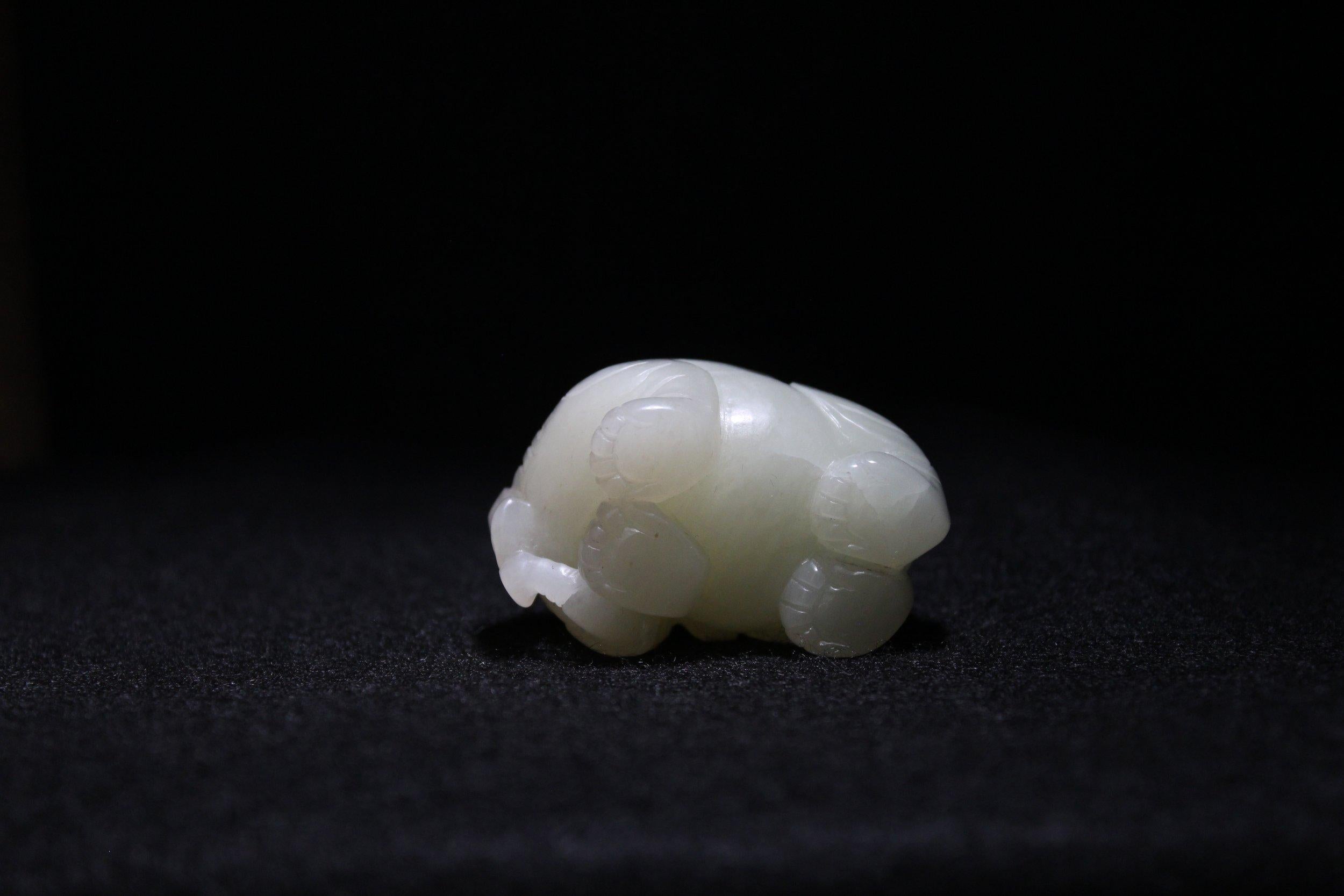 Sculpture en jade Hetian céladon pâle représentant un éléphant avec un garçon en vente 11