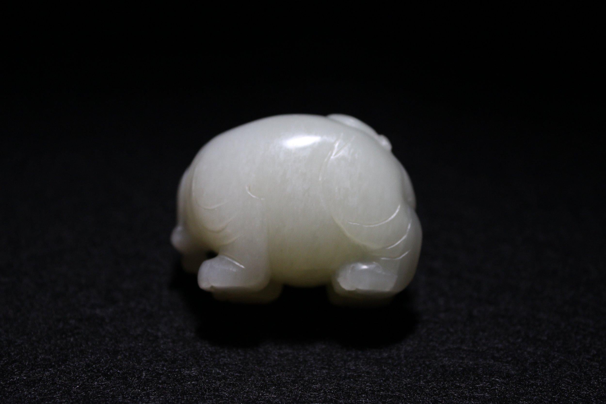 Sculpture en jade Hetian céladon pâle représentant un éléphant avec un garçon en vente 12