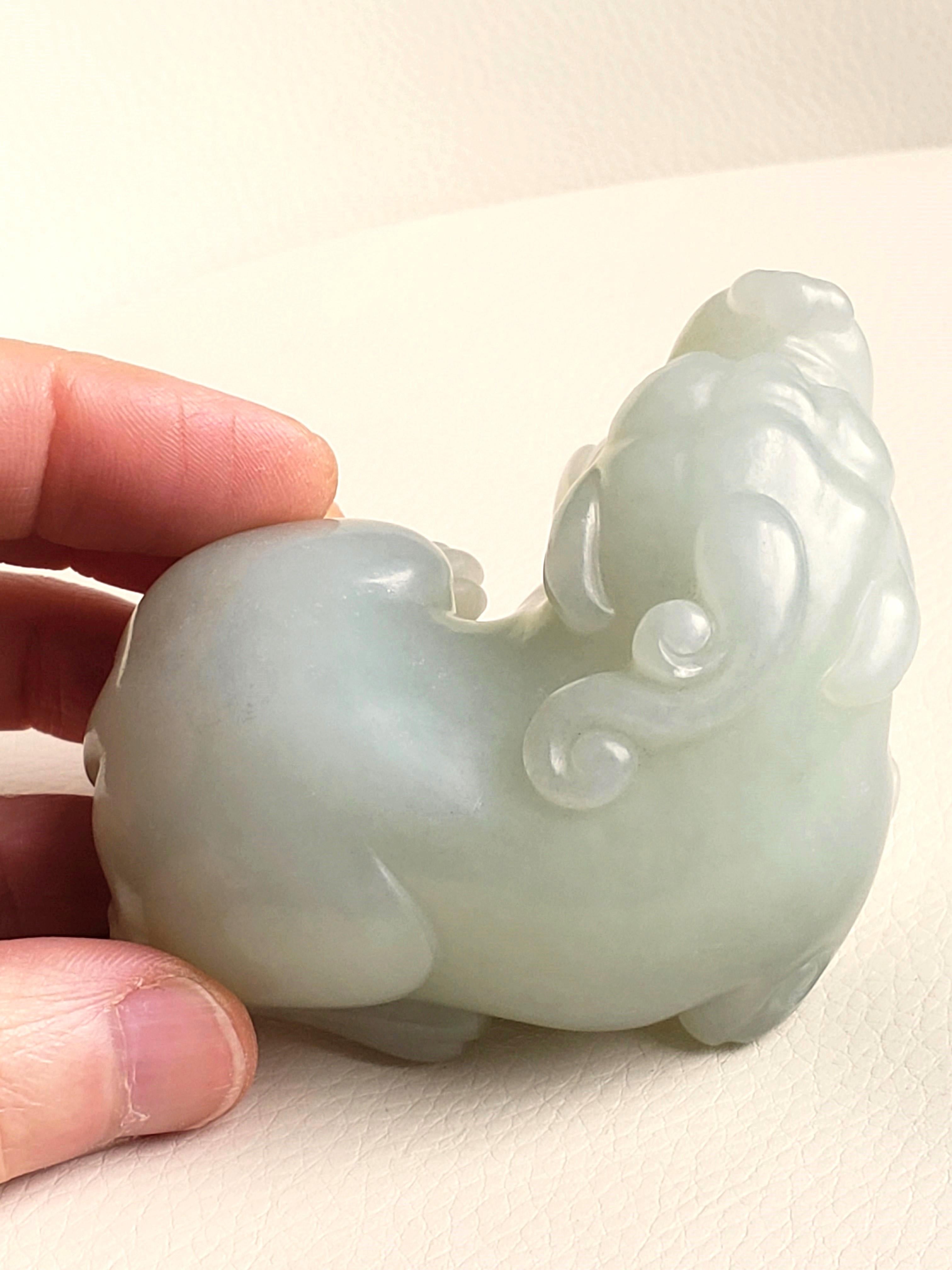 Ein blasser liegender Hund aus Celadon-Jade, Qing Dynasty im Angebot 7