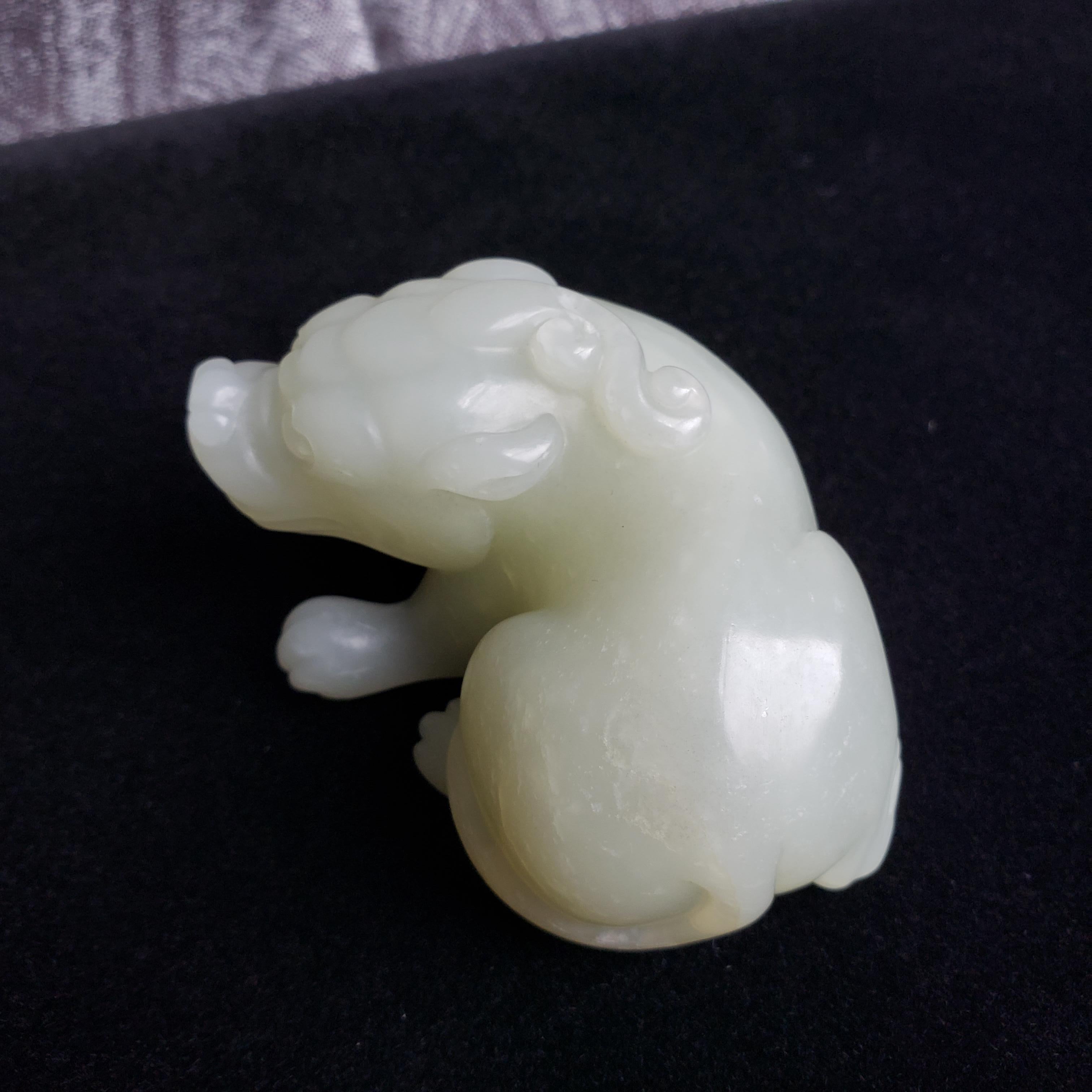 Ein blasser liegender Hund aus Celadon-Jade, Qing Dynasty im Zustand „Hervorragend“ im Angebot in San Diego, CA