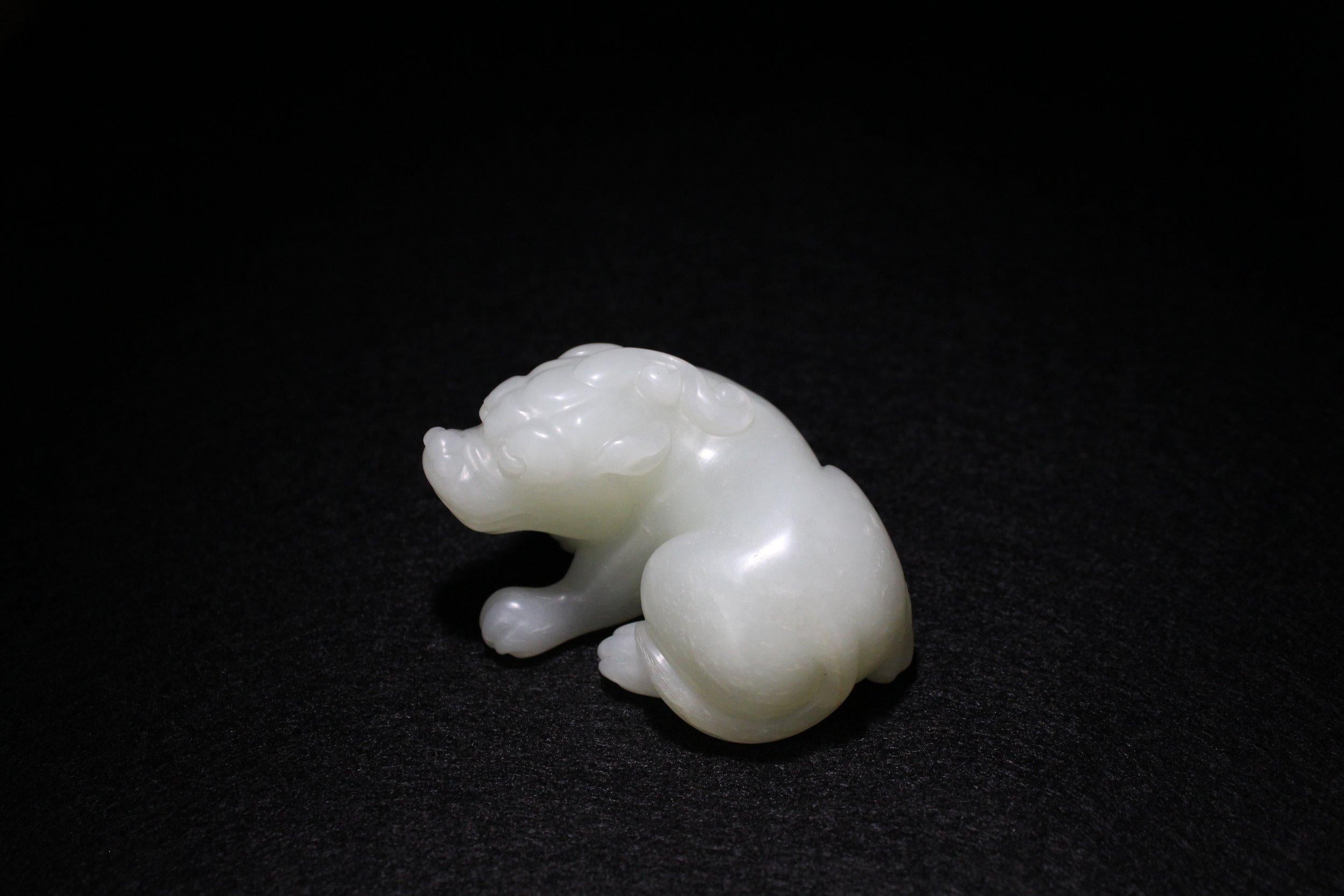 Ein blasser liegender Hund aus Celadon-Jade, Qing Dynasty im Angebot 2