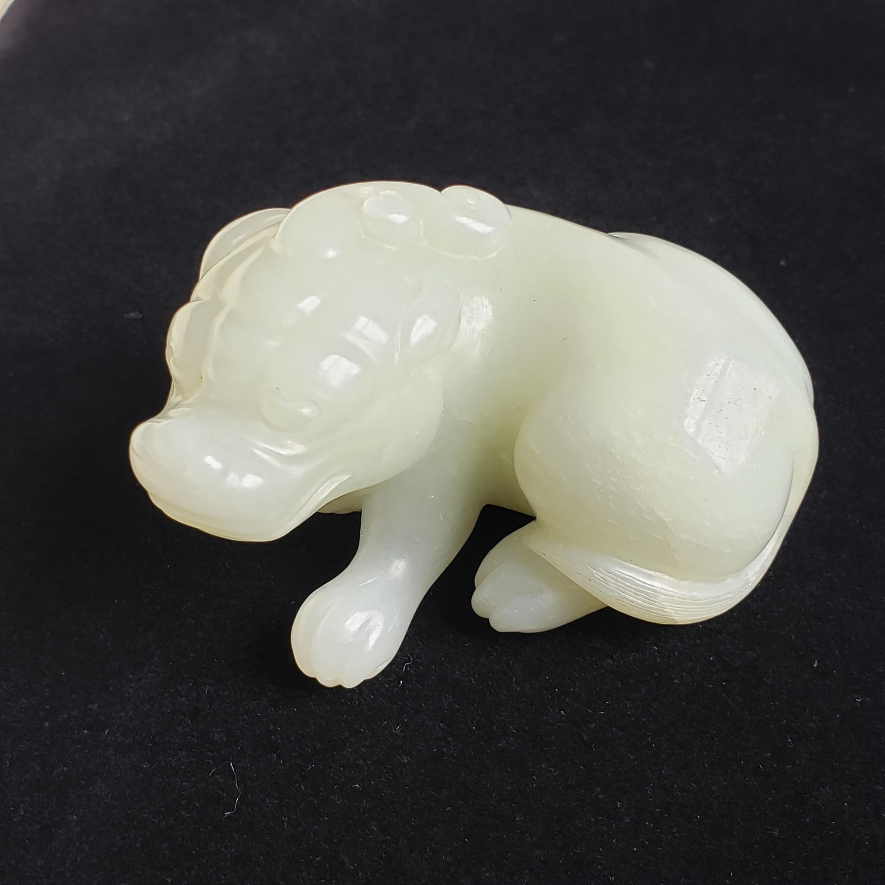 Ein blasser liegender Hund aus Celadon-Jade, Qing Dynasty für Damen oder Herren im Angebot