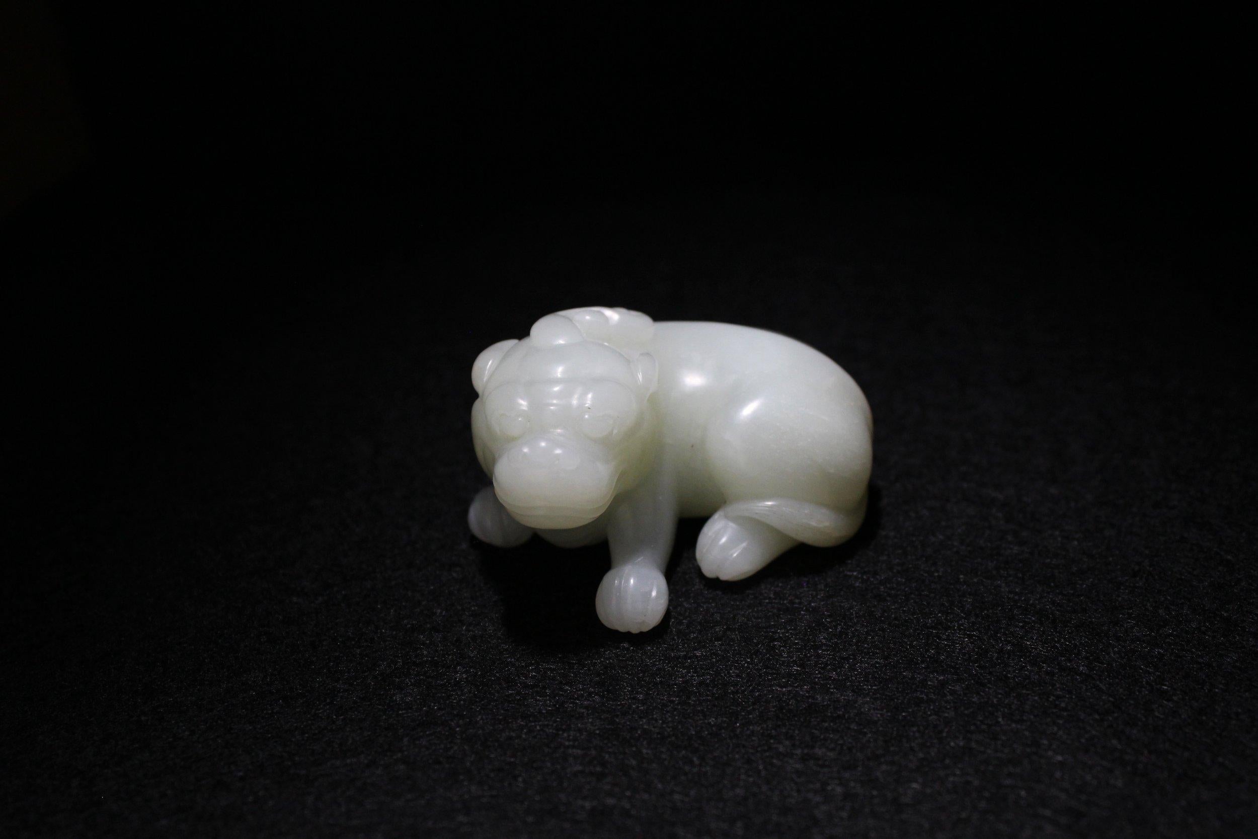 Ein blasser liegender Hund aus Celadon-Jade, Qing Dynasty im Angebot 3