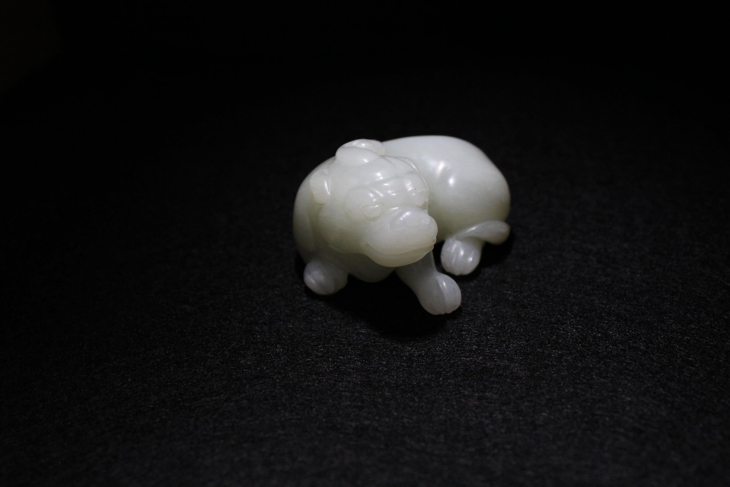 Ein blasser liegender Hund aus Celadon-Jade, Qing Dynasty im Angebot 4