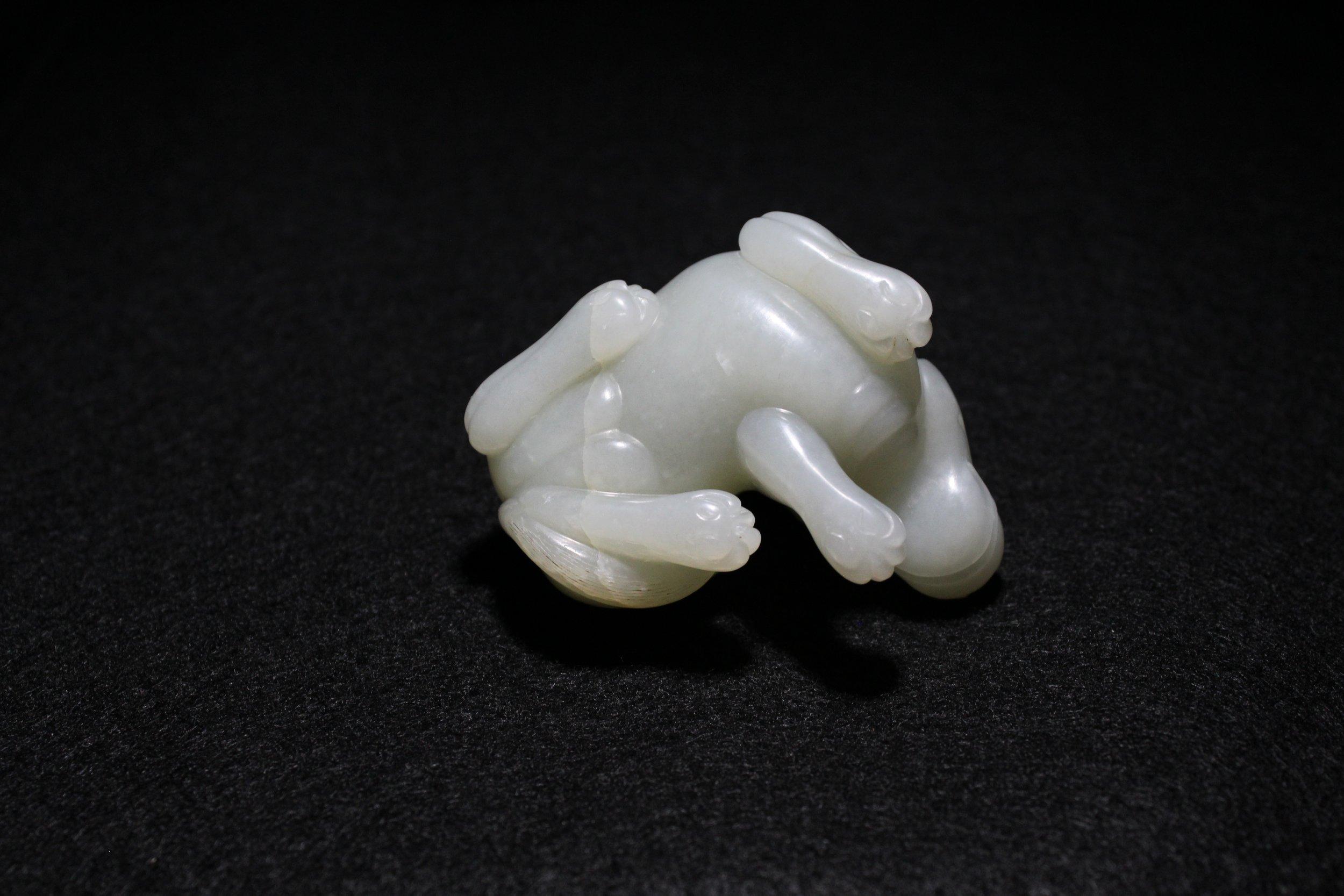 Ein blasser liegender Hund aus Celadon-Jade, Qing Dynasty im Angebot 5