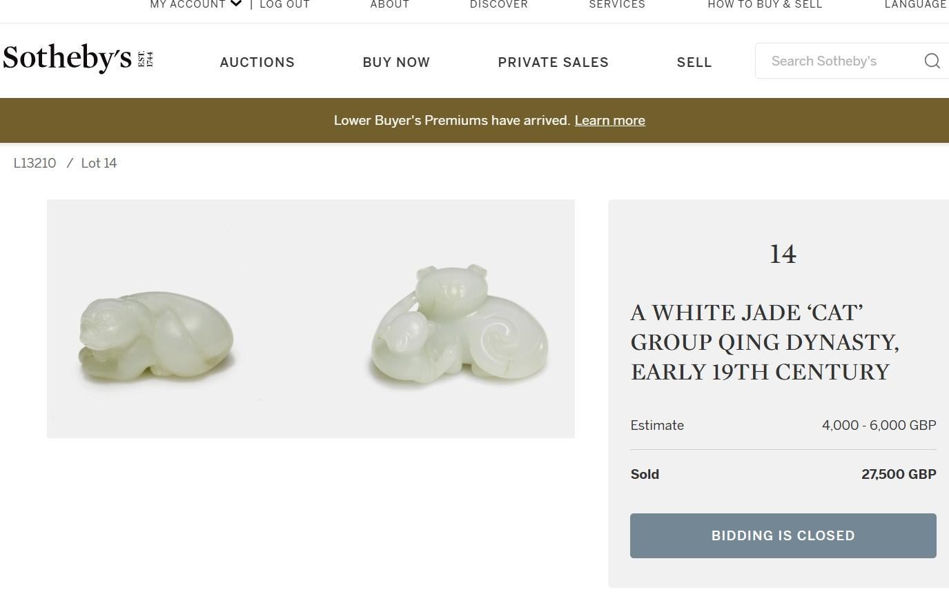 Ein blasser liegender Hund aus Celadon-Jade, Qing Dynasty im Angebot 9