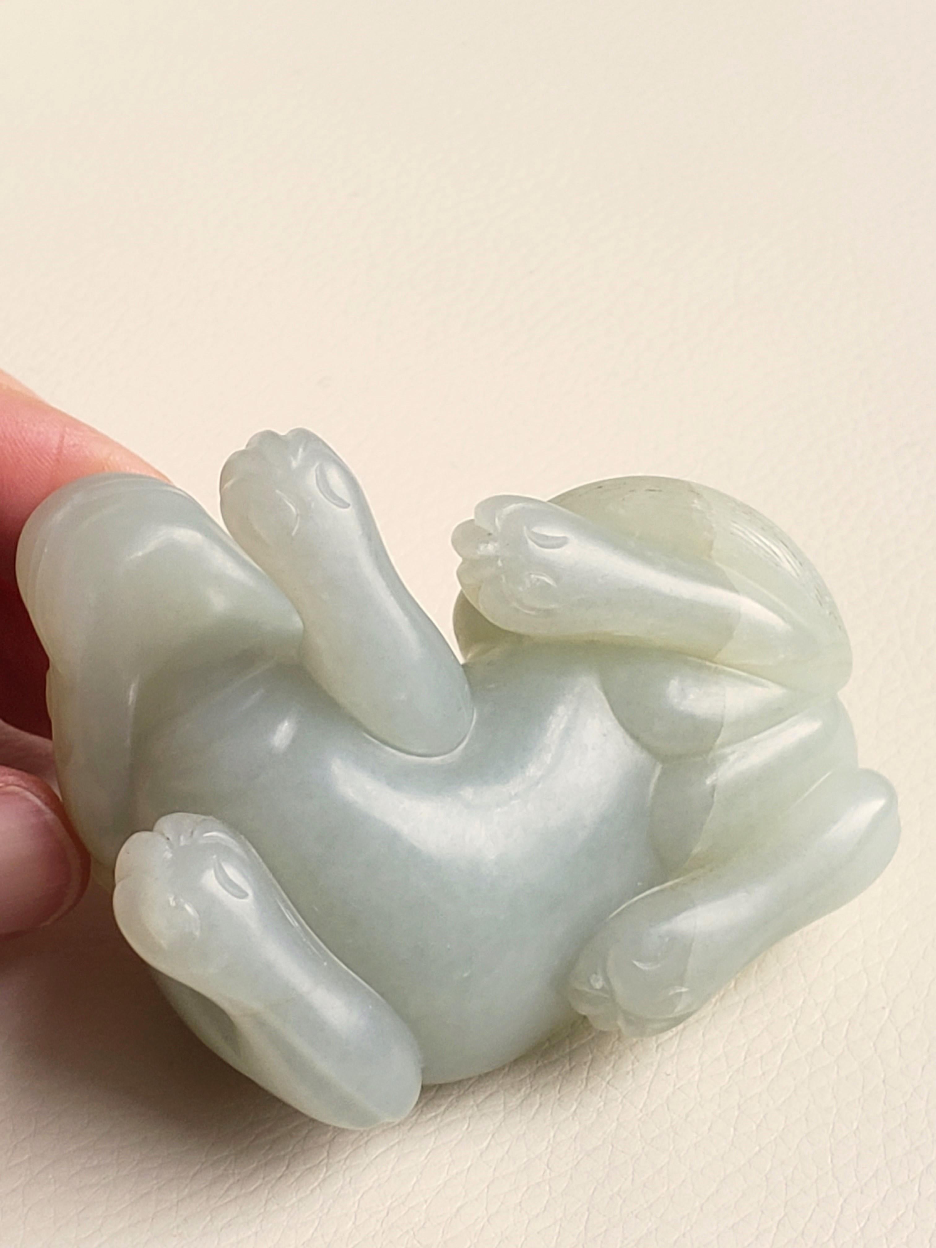Ein blasser liegender Hund aus Celadon-Jade, Qing Dynasty im Angebot 6
