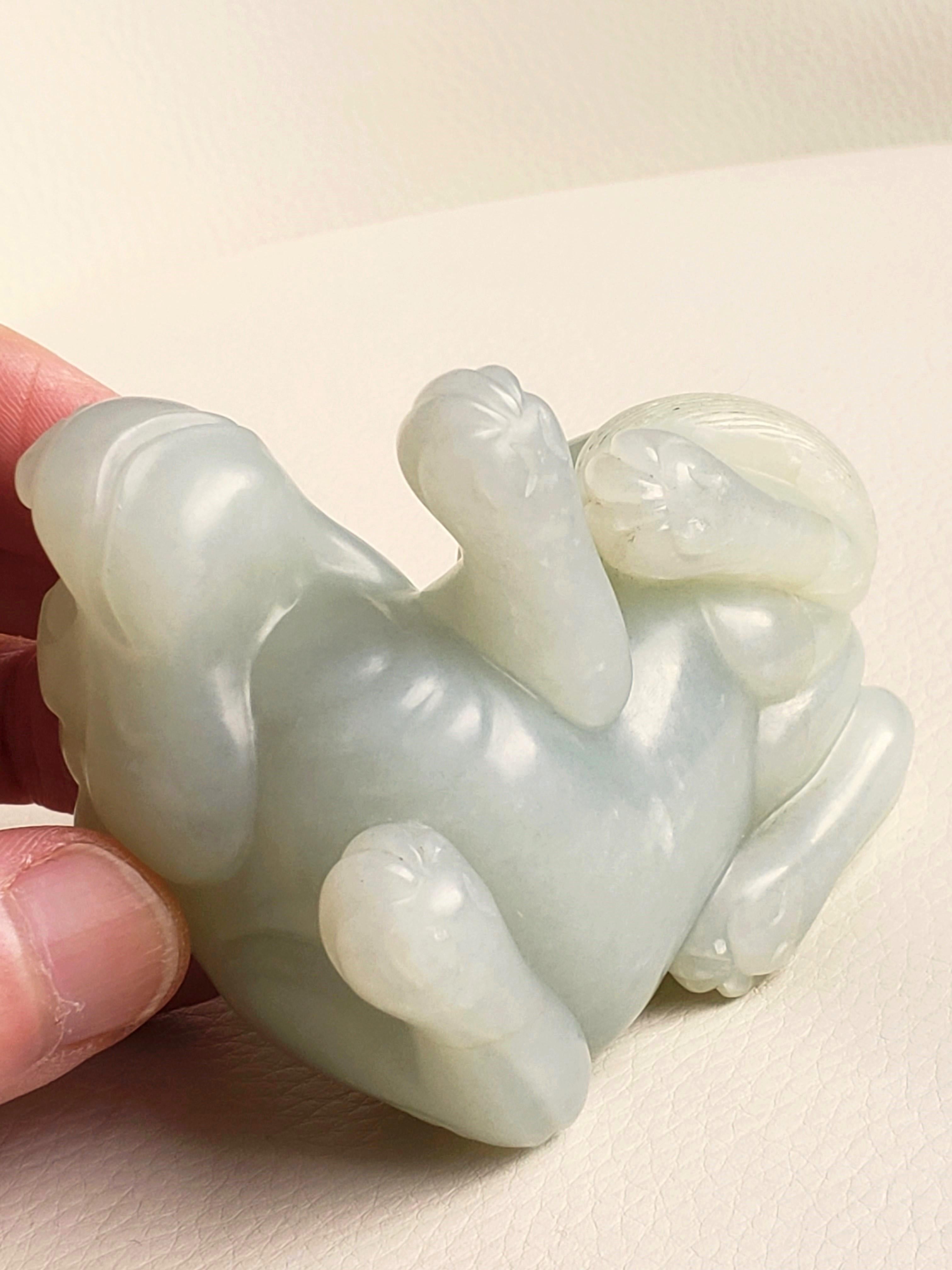 Ein blasser liegender Hund aus Celadon-Jade, Qing Dynasty im Angebot 8