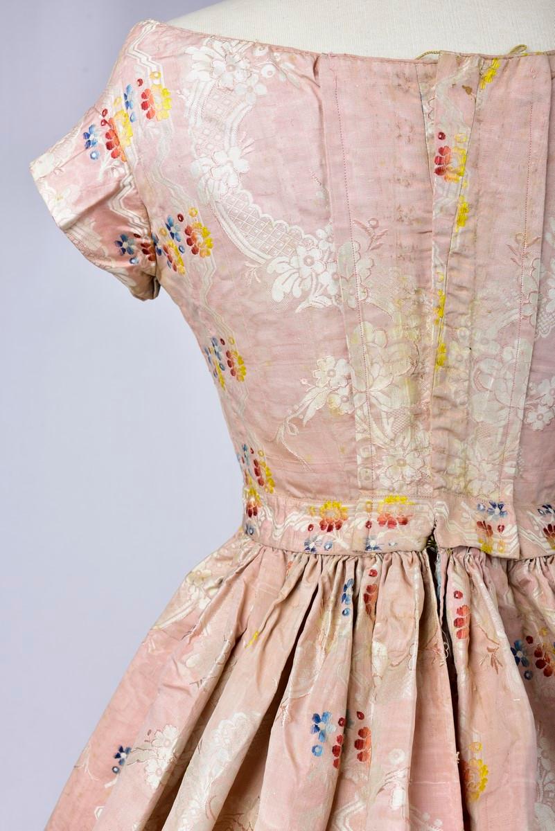 A Pale pink brocaded Moiré silk Crinoline ball gown Circa 1860 For Sale 7