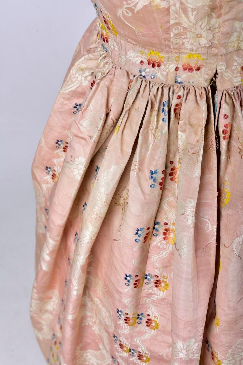 A Pale pink brocaded Moiré silk Crinoline ball gown Circa 1860 For Sale 8