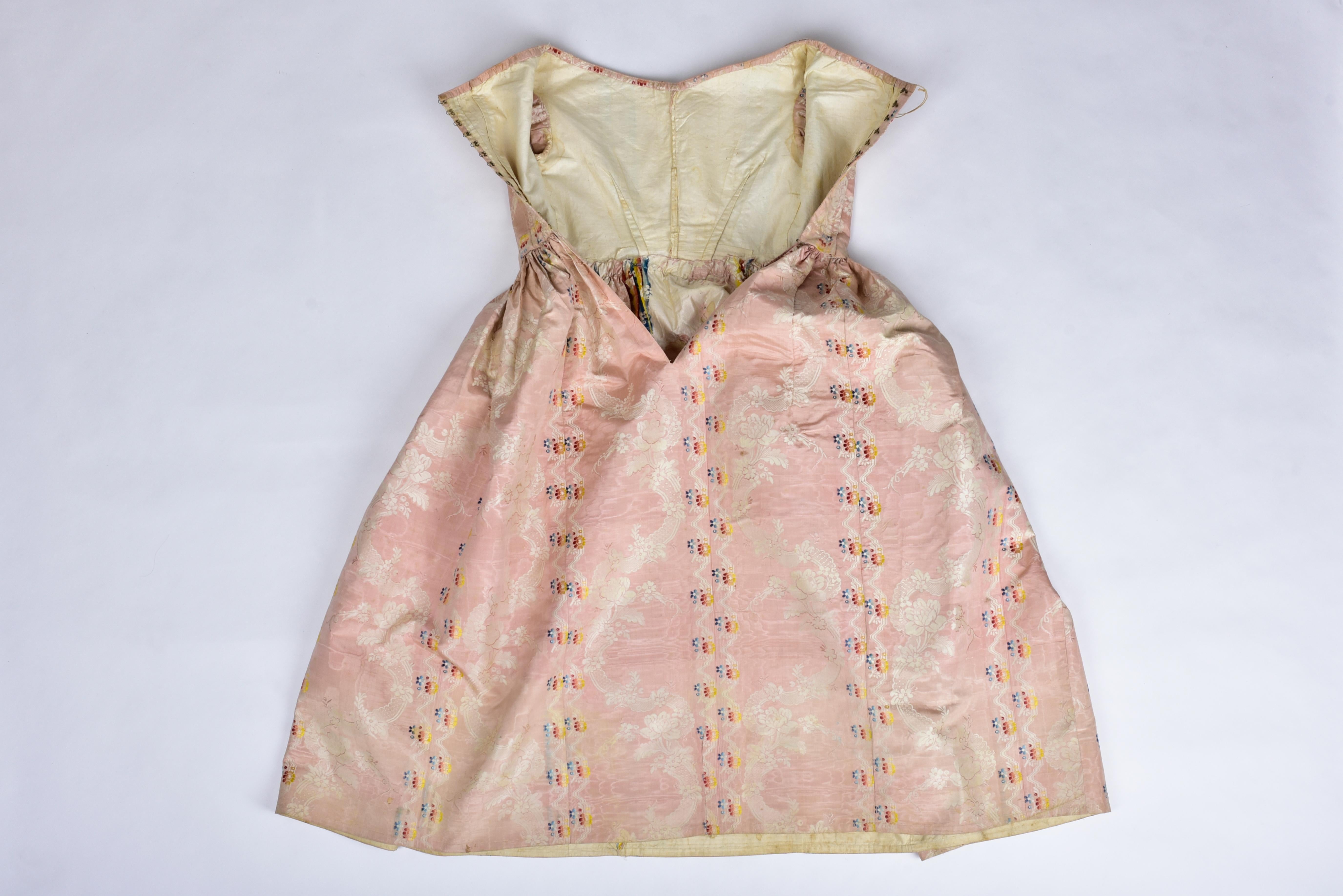 A Pale pink brocaded Moiré silk Crinoline ball gown Circa 1860 In Good Condition For Sale In Toulon, FR