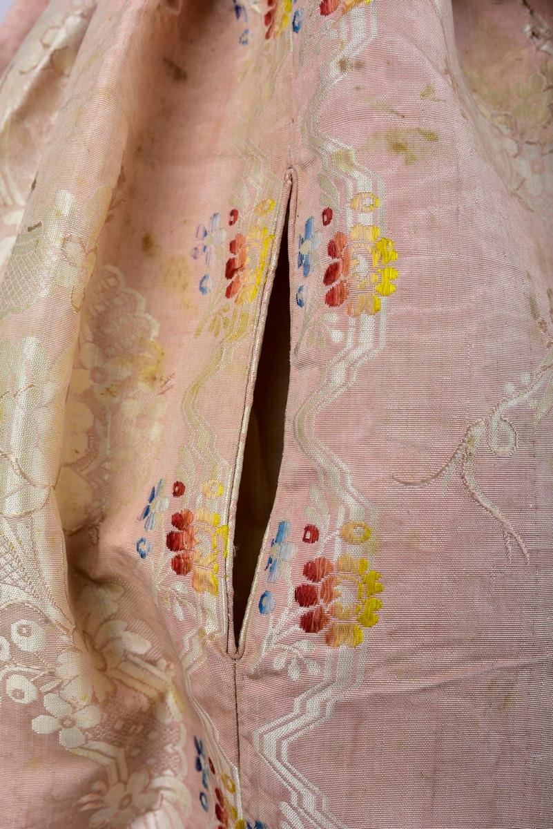 A Pale pink brocaded Moiré silk Crinoline ball gown Circa 1860 For Sale 2