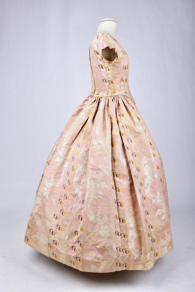 A Pale pink brocaded Moiré silk Crinoline ball gown Circa 1860 For Sale 5