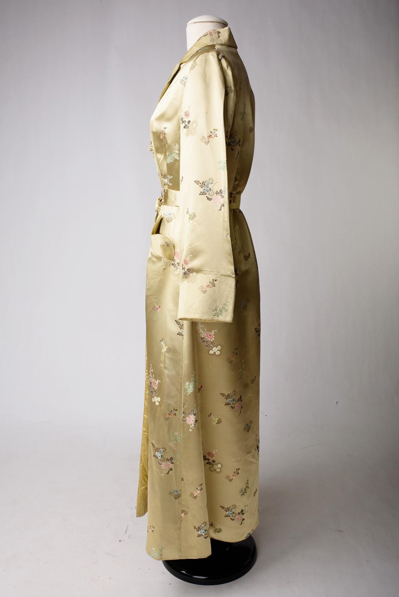 A Pale yellow brocaded satin Interior dressing gown Circa 1940-1950 For Sale 3