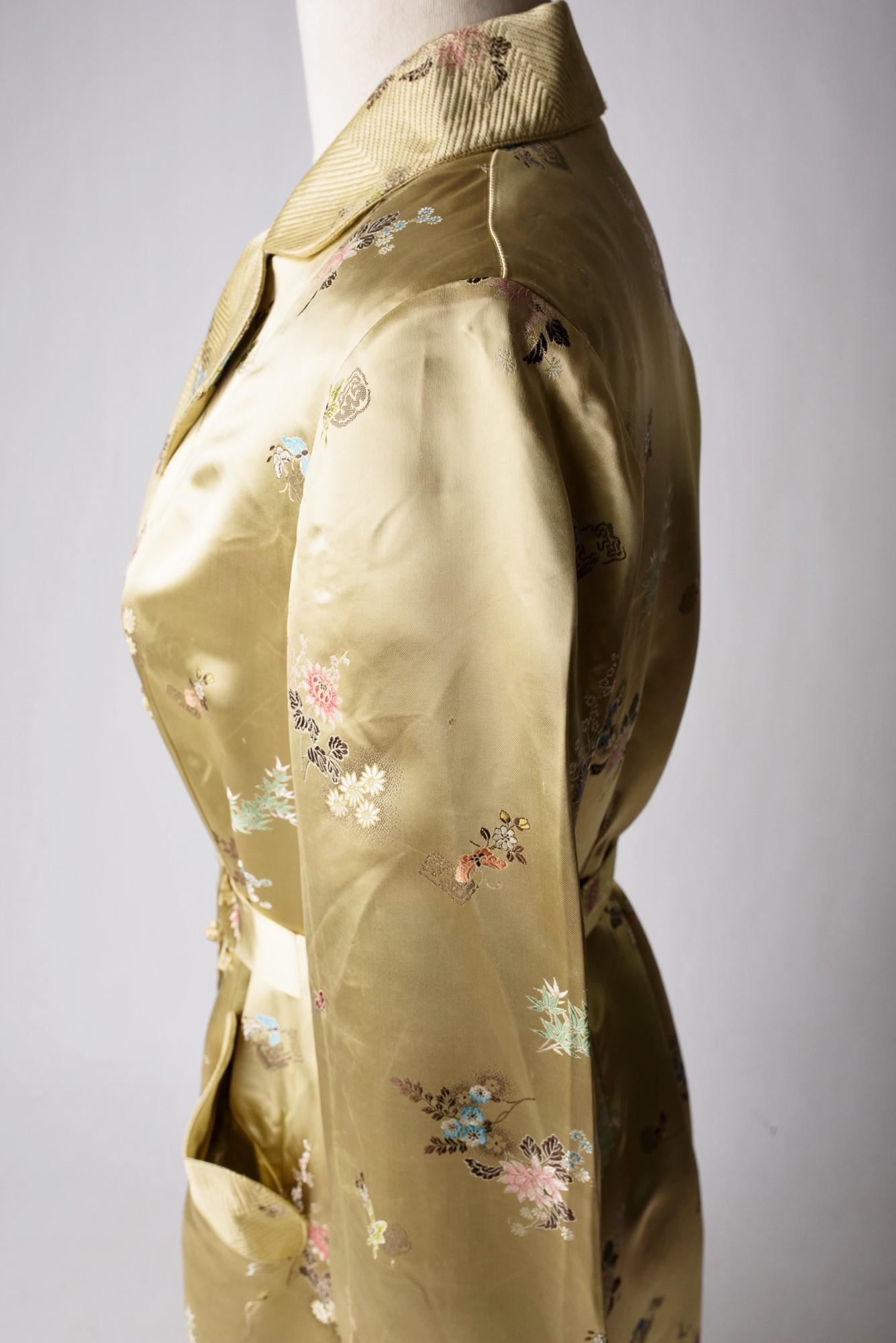 Robe de chambre d'intérieur en satin broché jaune pâle Circa 1940-1950 en vente 7