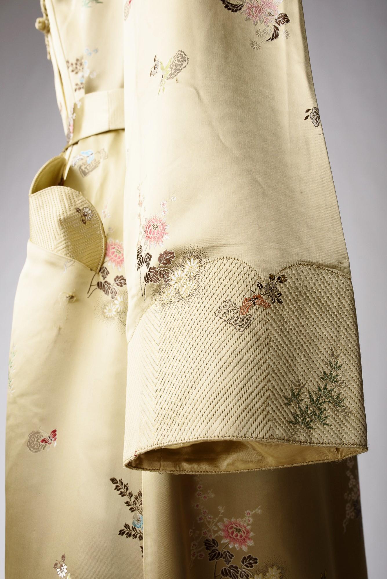 Robe de chambre d'intérieur en satin broché jaune pâle Circa 1940-1950 en vente 8