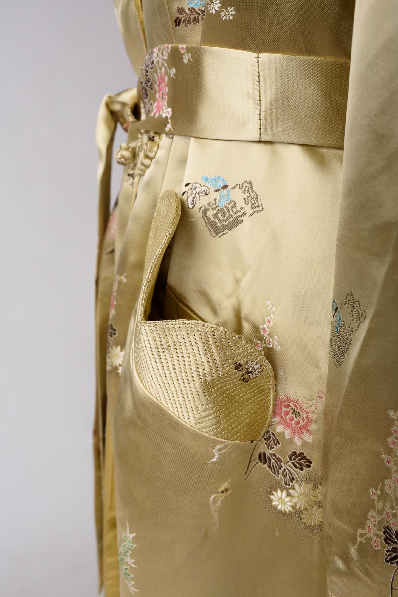 A Pale yellow brocaded satin Interior dressing gown Circa 1940-1950 For Sale 6