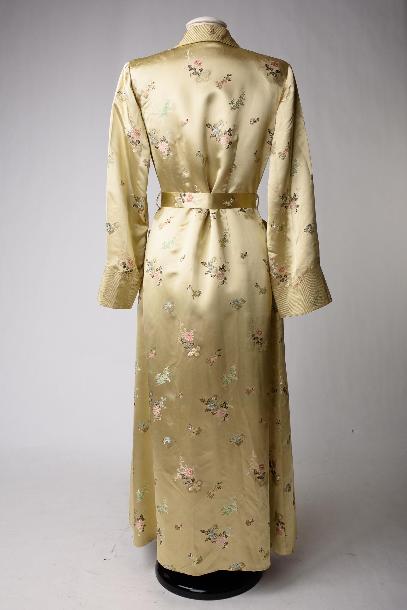 A Pale yellow brocaded satin Interior dressing gown Circa 1940-1950 For Sale 7