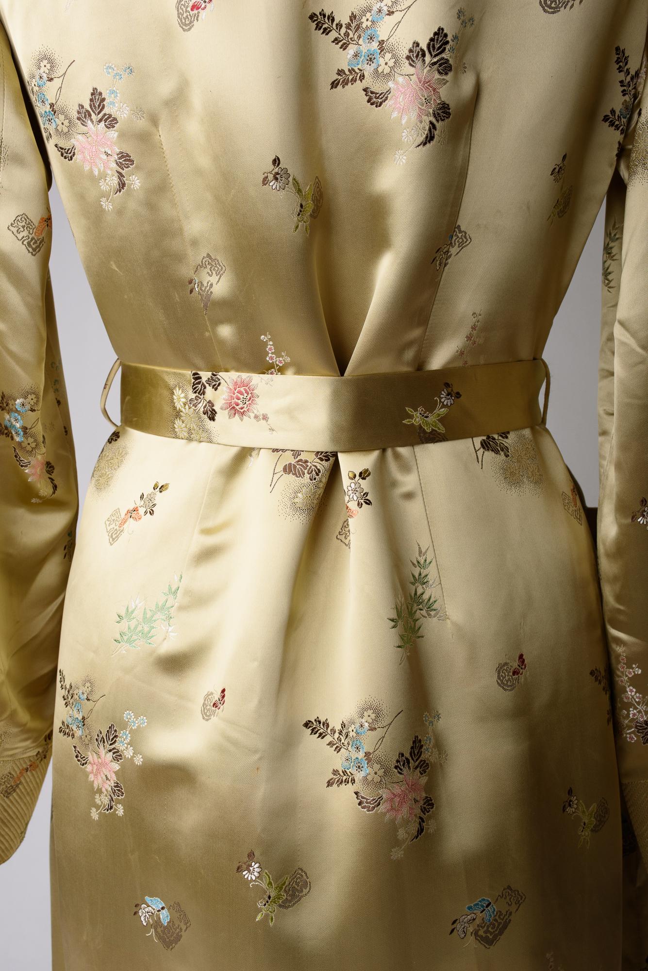 A Pale yellow brocaded satin Interior dressing gown Circa 1940-1950 For Sale 8