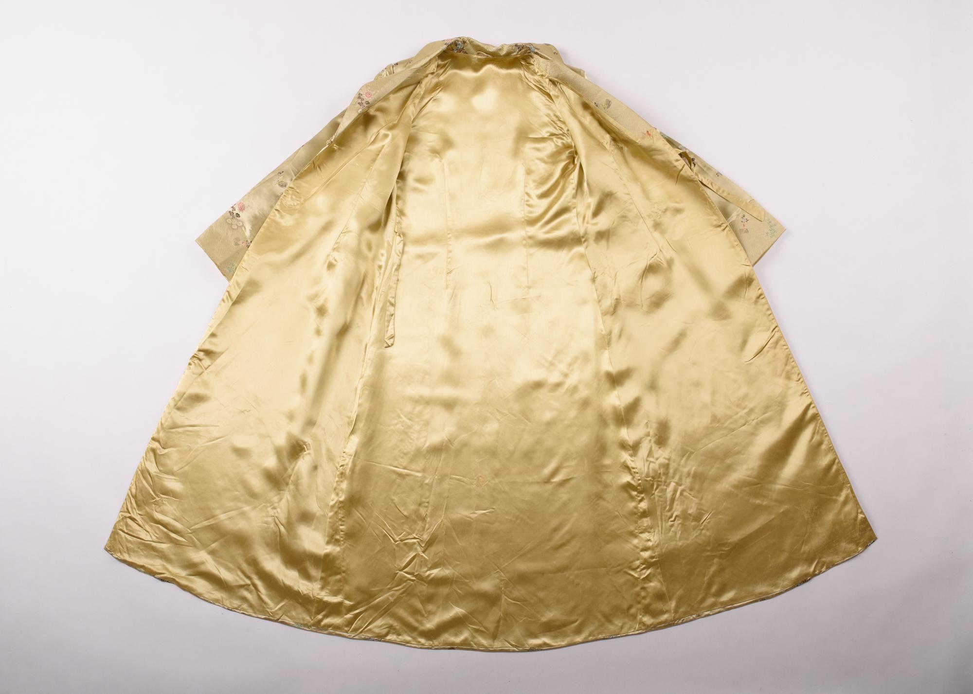 Robe de chambre d'intérieur en satin broché jaune pâle Circa 1940-1950 Bon état - En vente à Toulon, FR