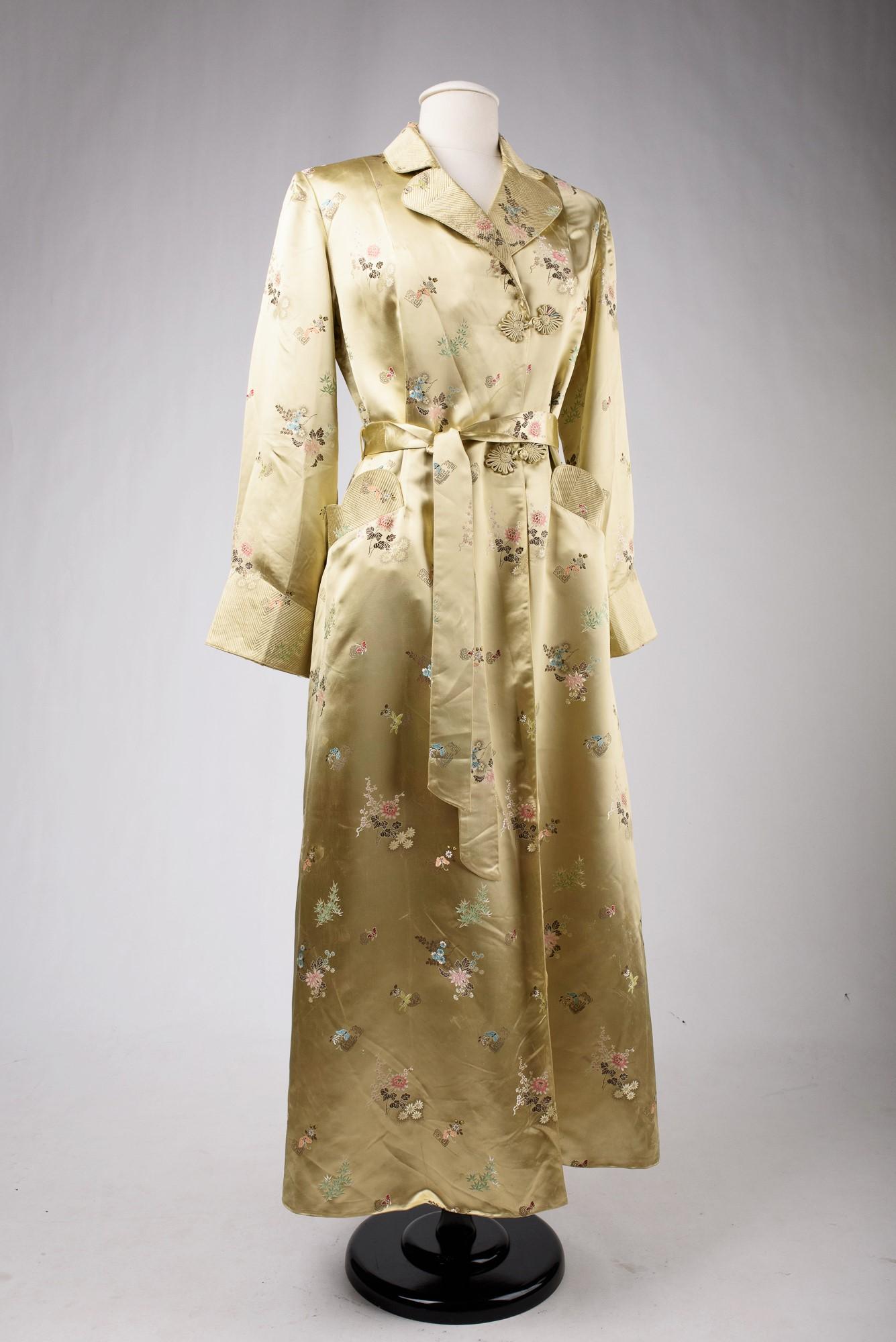 Robe de chambre d'intérieur en satin broché jaune pâle Circa 1940-1950 en vente 1