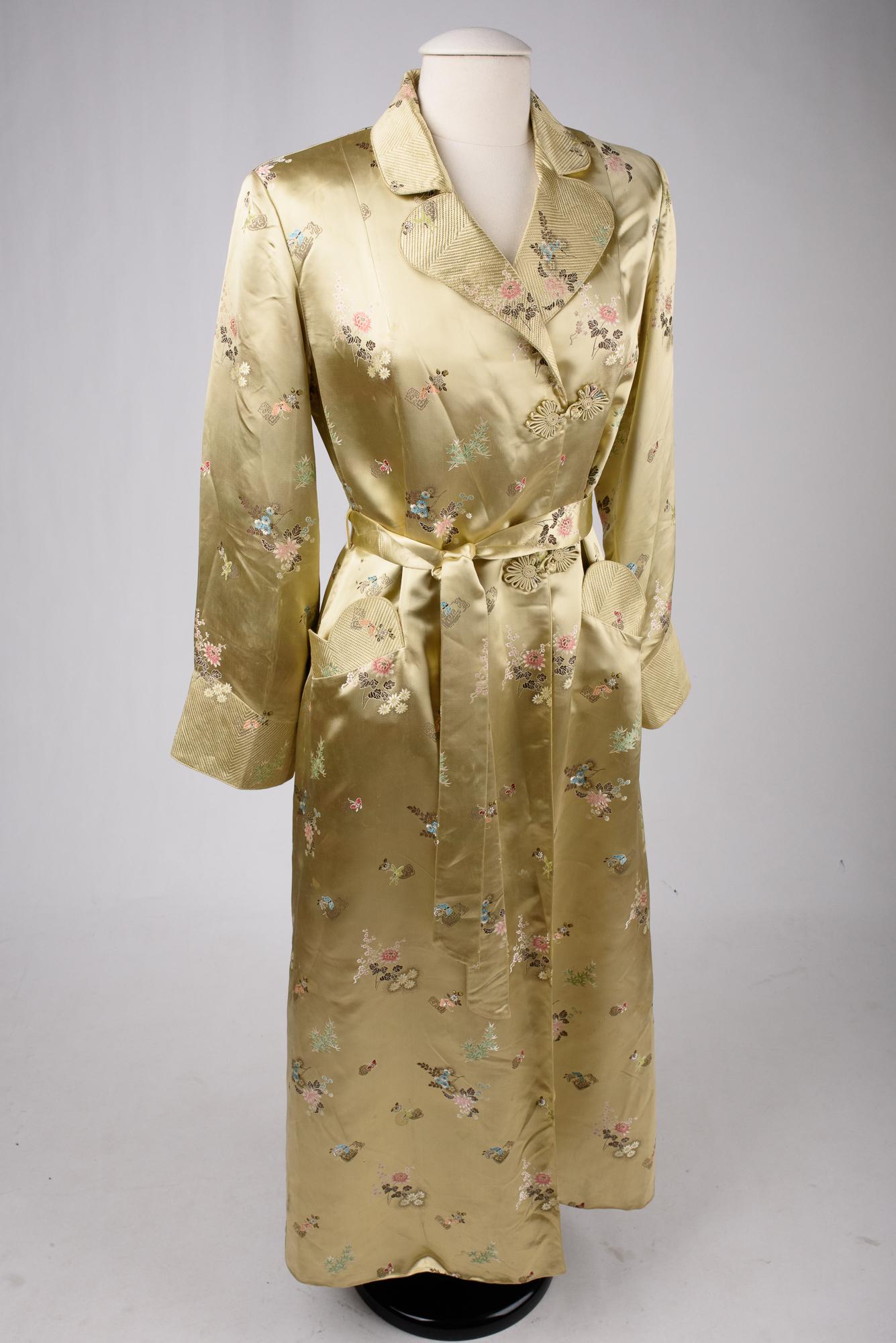 A Pale yellow brocaded satin Interior dressing gown Circa 1940-1950 In Good Condition For Sale In Toulon, FR