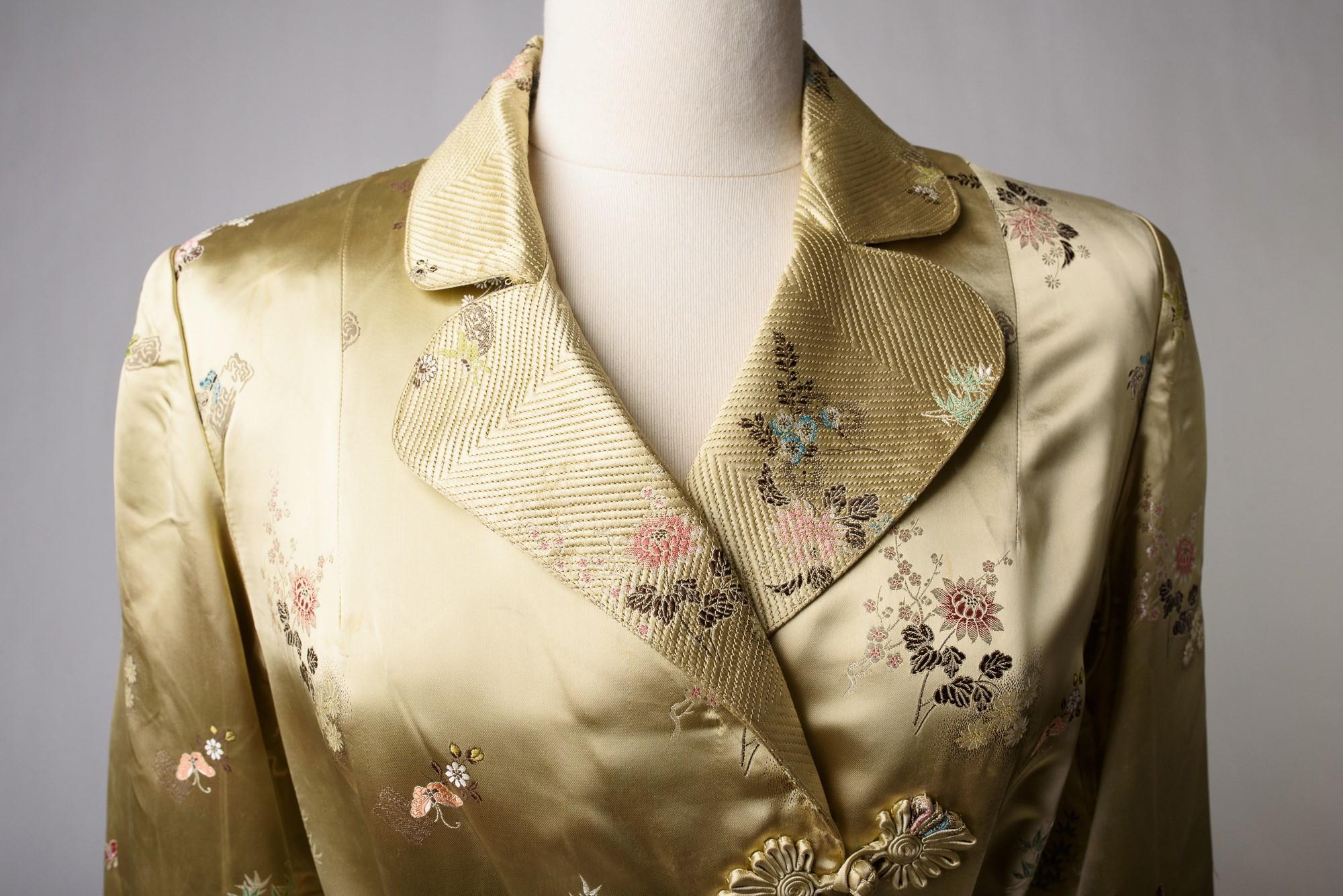 A Pale yellow brocaded satin Interior dressing gown Circa 1940-1950 For Sale 1