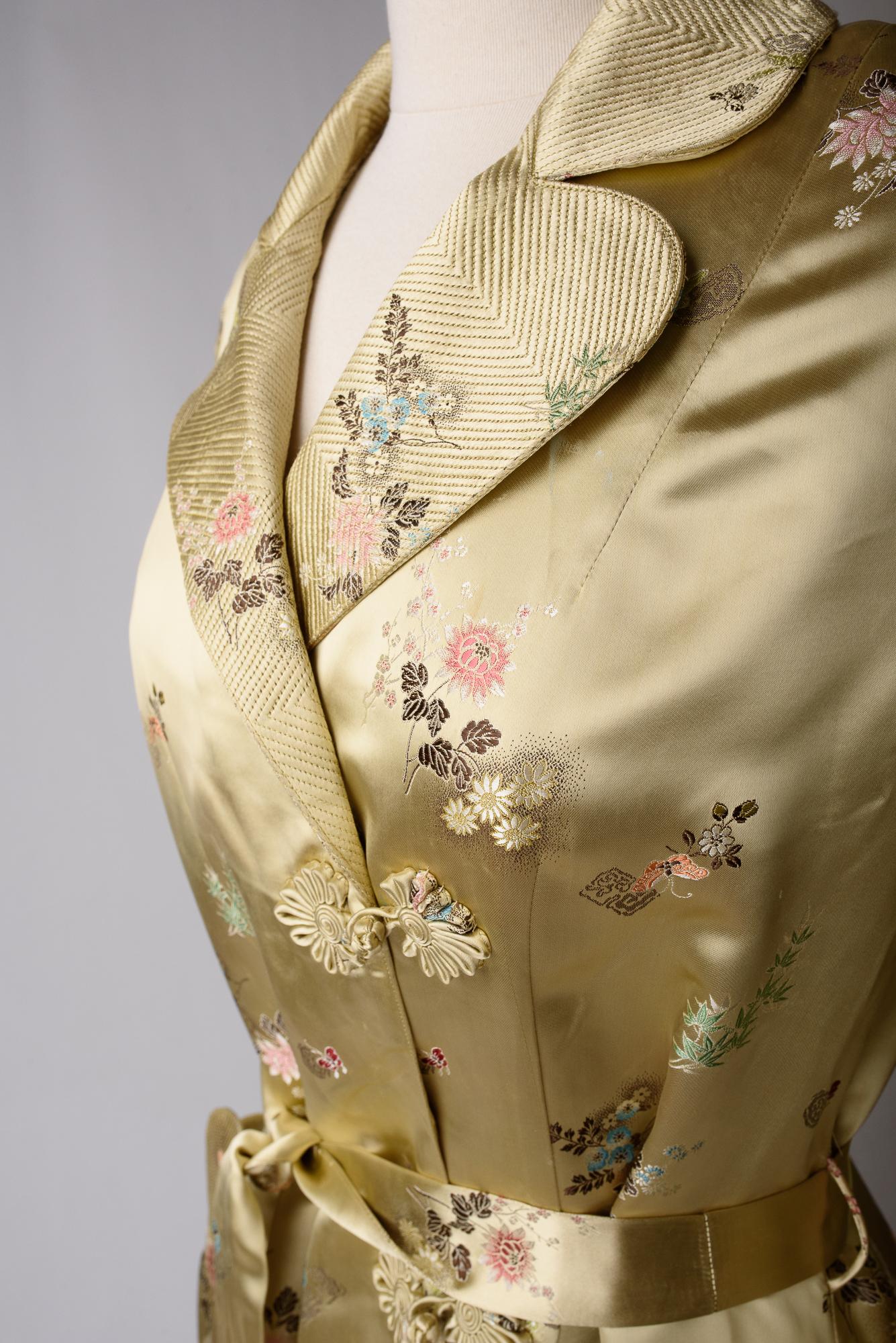 A Pale yellow brocaded satin Interior dressing gown Circa 1940-1950 For Sale 2