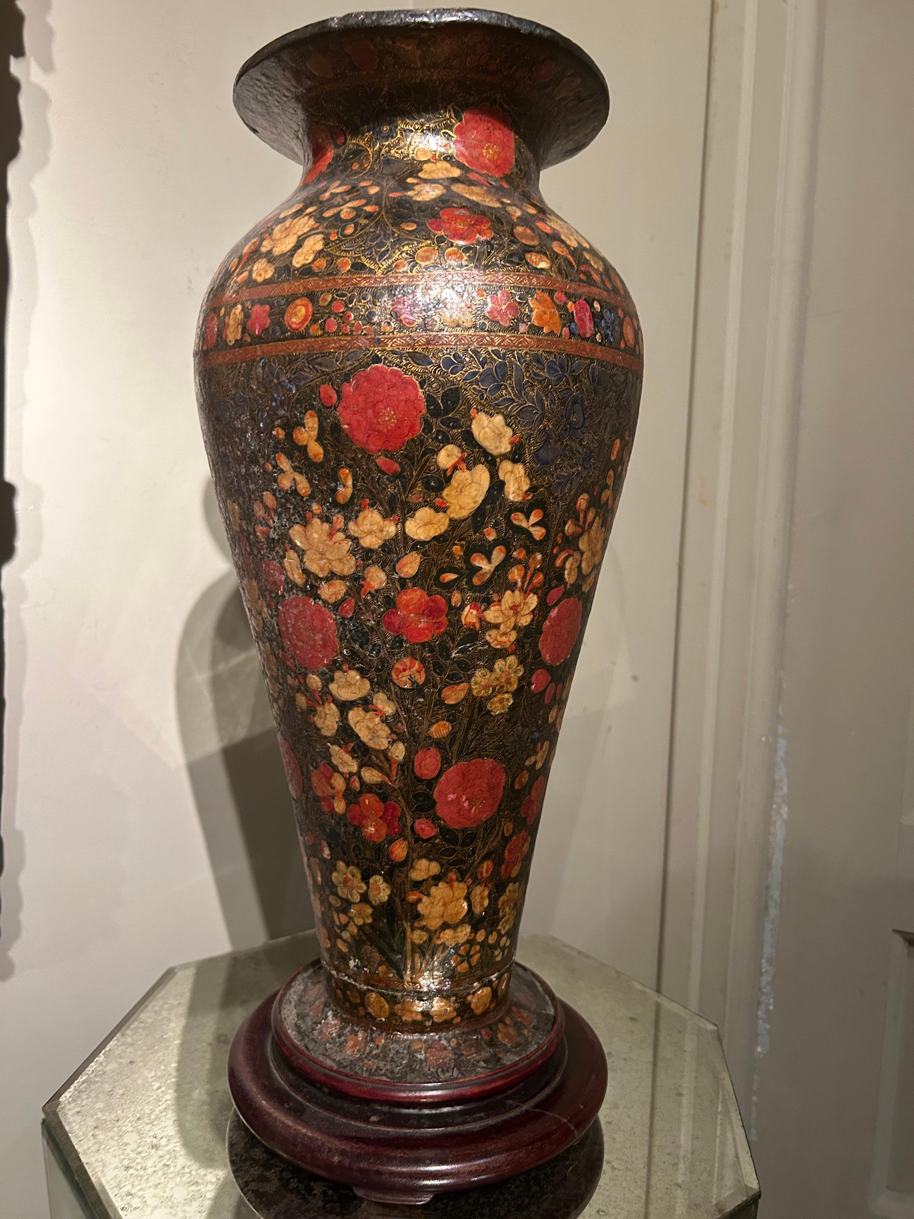 Carta laccata -maché  vaso, Kashmir, XIX secolo
